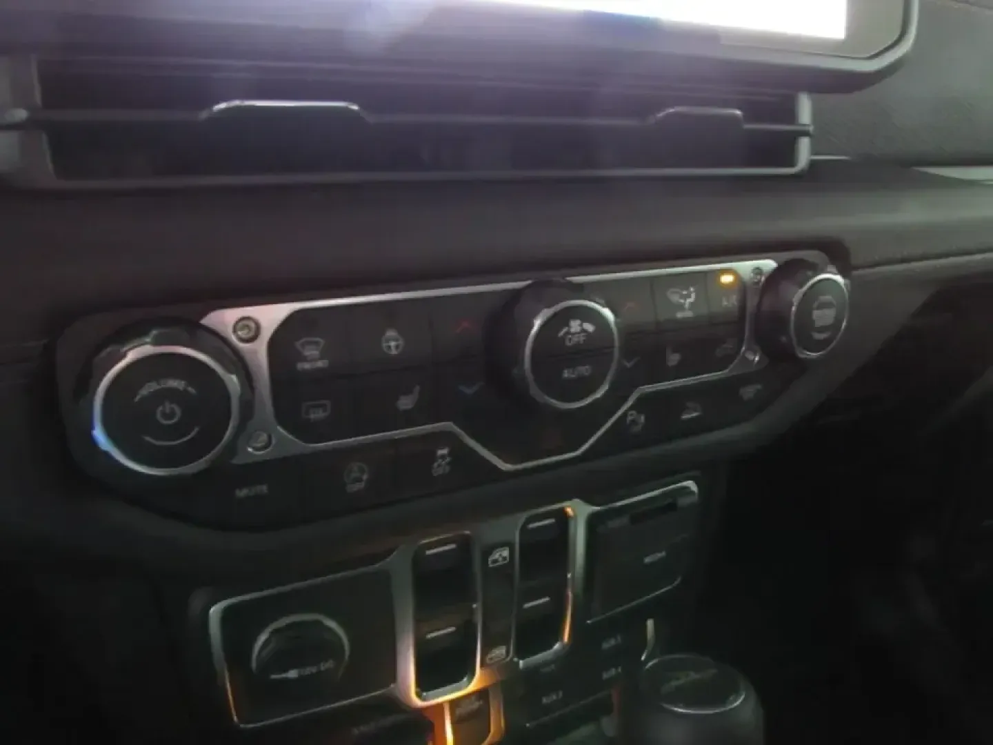 2026 /Black Jeep Gladiator Mojave (1C6RJTEG0TL) with an 3.6L V6 DOHC 24V engine, 6M transmission, located at 12830 Highway 21, De Soto, MO, 63020, (636) 337-7777, 38.153099, -90.573624 - Weekend trail runs, float trips, and backroad exploring around Jefferson County feel better when your truck is built for adventure-and still comfortable enough for the daily commute. This **2026 Jeep Gladiator Mojave** is the kind of rig that fits an active Missouri lifestyle: capable for off-paveme - Photo#26