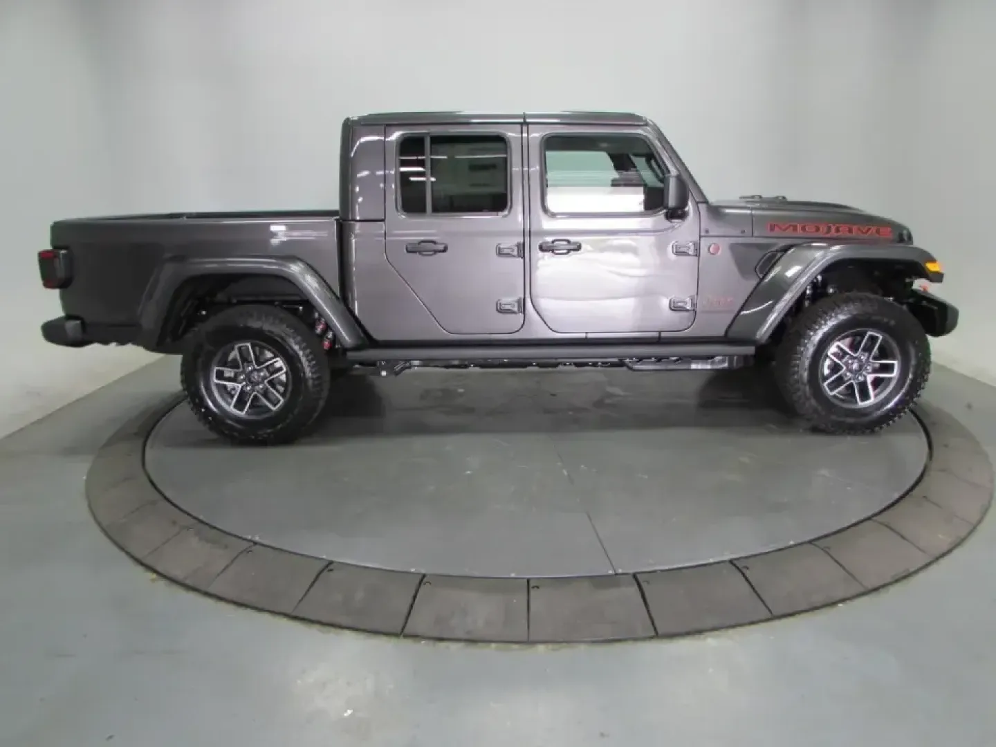 2026 /Black Jeep Gladiator Mojave (1C6RJTEG0TL) with an 3.6L V6 DOHC 24V engine, 6M transmission, located at 12830 Highway 21, De Soto, MO, 63020, (636) 337-7777, 38.153099, -90.573624 - Weekend trail runs, float trips, and backroad exploring around Jefferson County feel better when your truck is built for adventure-and still comfortable enough for the daily commute. This **2026 Jeep Gladiator Mojave** is the kind of rig that fits an active Missouri lifestyle: capable for off-paveme - Photo#7