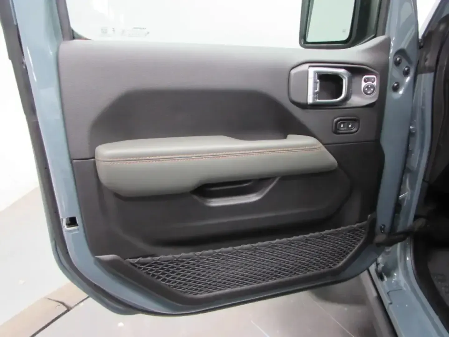2026 /Black Jeep Gladiator Mojave X (1C6RJTEG2TL) with an 3.6L V6 DOHC 24V engine, 6M transmission, located at 12830 Highway 21, De Soto, MO, 63020, (636) 337-7777, 38.153099, -90.573624 - If your weekends revolve around trailheads, kayaks, and gear that never seems to fit in a typical SUV, this truck was built for your lifestyle. The 2026 Jeep Gladiator Mojave blends open-air freedom with real pickup utility-ready for quick runs across town in De Soto and confident escapes to the bac - Photo#11