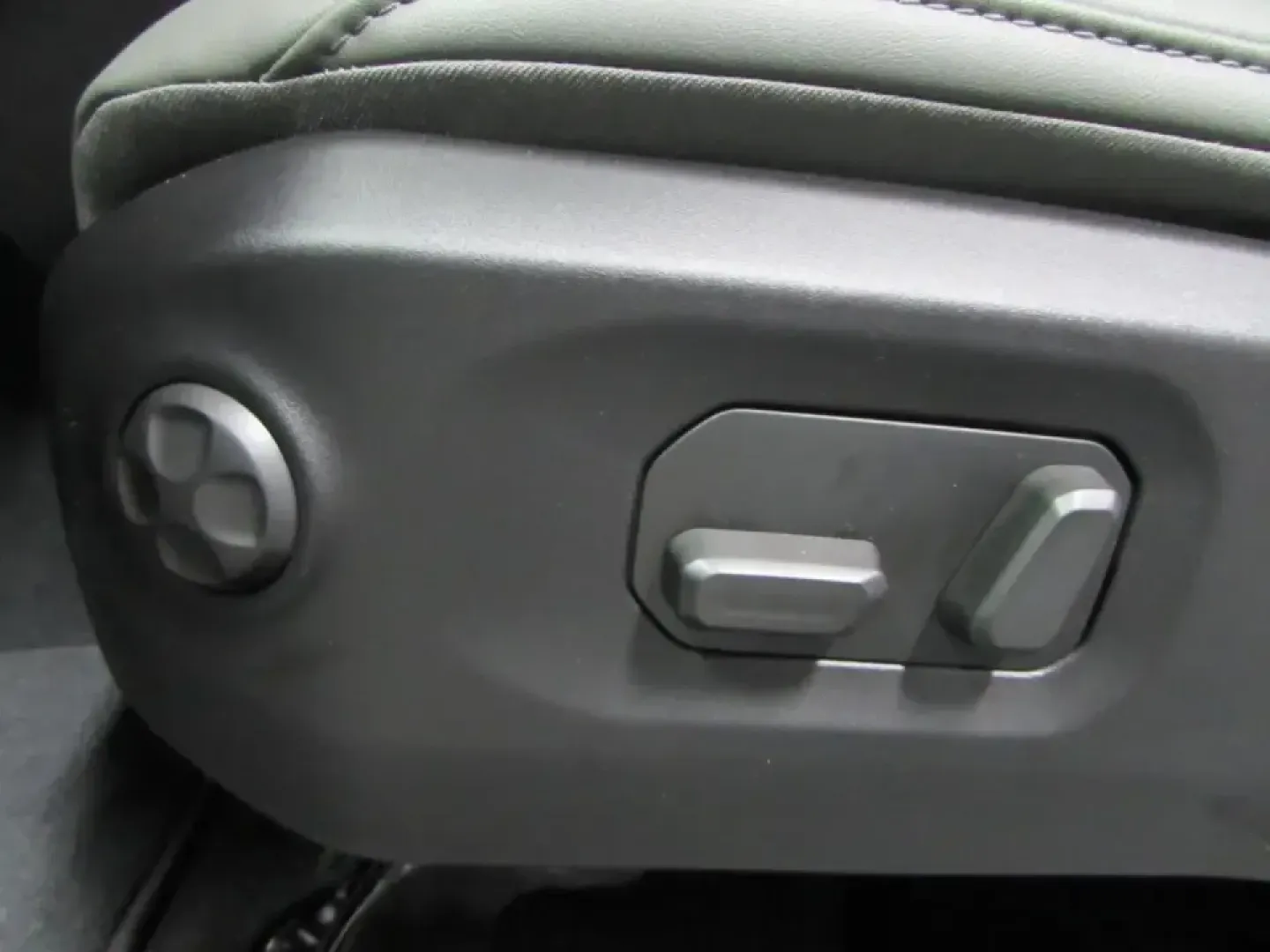 2026 /Black Jeep Gladiator Mojave X (1C6RJTEG2TL) with an 3.6L V6 DOHC 24V engine, 6M transmission, located at 12830 Highway 21, De Soto, MO, 63020, (636) 337-7777, 38.153099, -90.573624 - If your weekends revolve around trailheads, kayaks, and gear that never seems to fit in a typical SUV, this truck was built for your lifestyle. The 2026 Jeep Gladiator Mojave blends open-air freedom with real pickup utility-ready for quick runs across town in De Soto and confident escapes to the bac - Photo#19