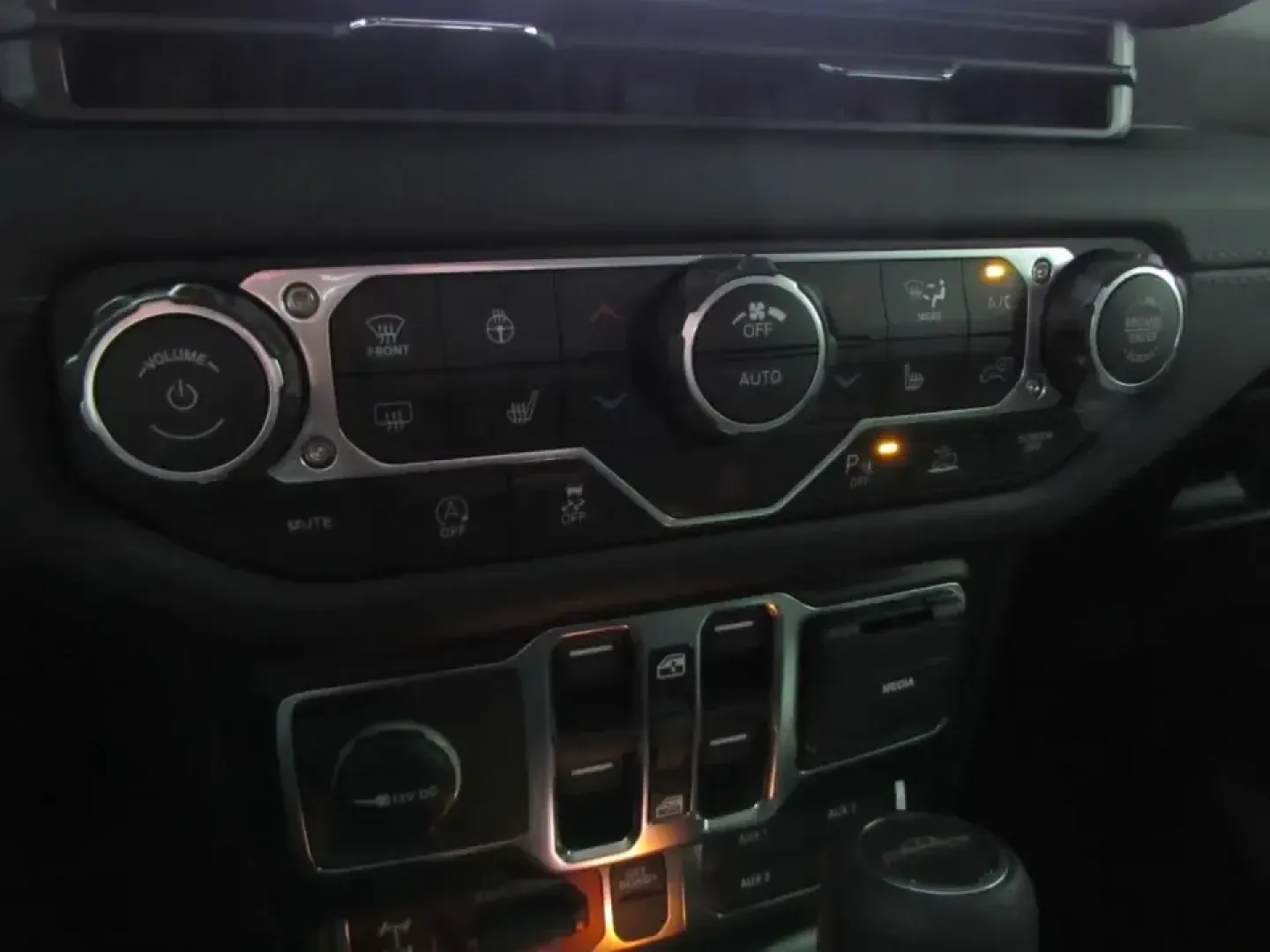 2026 /Black Jeep Gladiator Mojave X (1C6RJTEG2TL) with an 3.6L V6 DOHC 24V engine, 6M transmission, located at 12830 Highway 21, De Soto, MO, 63020, (636) 337-7777, 38.153099, -90.573624 - If your weekends revolve around trailheads, kayaks, and gear that never seems to fit in a typical SUV, this truck was built for your lifestyle. The 2026 Jeep Gladiator Mojave blends open-air freedom with real pickup utility-ready for quick runs across town in De Soto and confident escapes to the bac - Photo#28
