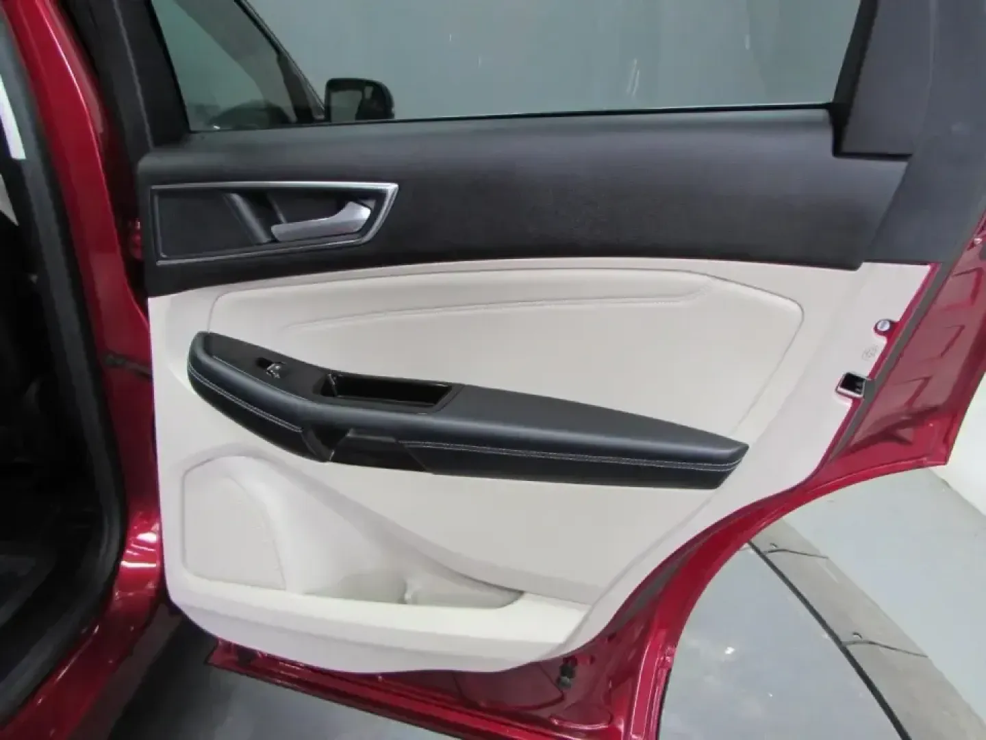 2018 /Ceramic Ford Edge Titanium (2FMPK3K91JB) with an 2.0L L4 DOHC 16V engine, 6A transmission, located at 12836 Highway 21, De Soto, MO, 63020, (636) 337-7777, 38.151867, -90.575615 - Need an SUV that makes weekday commuting smoother, weekend errands easier, and road trips down I-55 feel effortless? This red 2018 Ford Edge Titanium is built for real life in and around De Soto-comfortable for growing families, confident for long commutes to St. Louis County, and polished enough fo - Photo#17