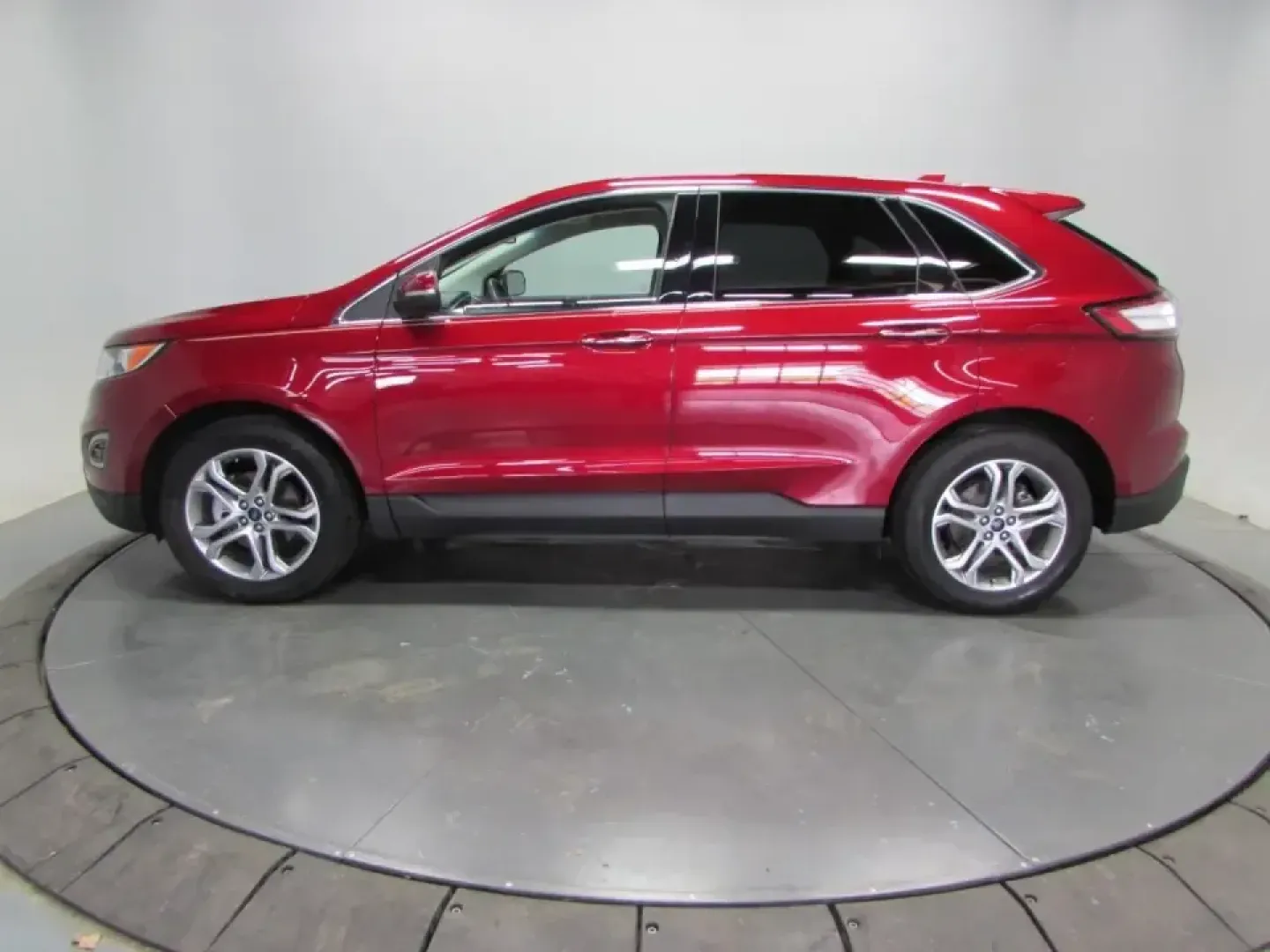 2018 /Ceramic Ford Edge Titanium (2FMPK3K91JB) with an 2.0L L4 DOHC 16V engine, 6A transmission, located at 12836 Highway 21, De Soto, MO, 63020, (636) 337-7777, 38.151867, -90.575615 - Need an SUV that makes weekday commuting smoother, weekend errands easier, and road trips down I-55 feel effortless? This red 2018 Ford Edge Titanium is built for real life in and around De Soto-comfortable for growing families, confident for long commutes to St. Louis County, and polished enough fo - Photo#3