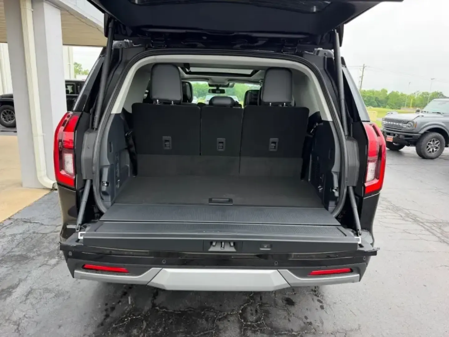 2026 /Black Onyx Leather Ford Expedition Platinum (1FMJU1M85TE) with an 3.5L EcoBoost V6 engine, Automatic transmission, located at 141 Commercial Dr, Fredericktown, MO, 63645, (573) 783-6432, 37.570087, -90.320648 - Need one SUV that can handle school drop-offs, long commutes, and weekend escapes to the Ozarks without breaking a sweat? This **2026 Ford Expedition Platinum 4WD** is built for big-family comfort and big-road confidence-whether you're packing up for a road trip, towing weekend gear, or simply wanti - Photo#4