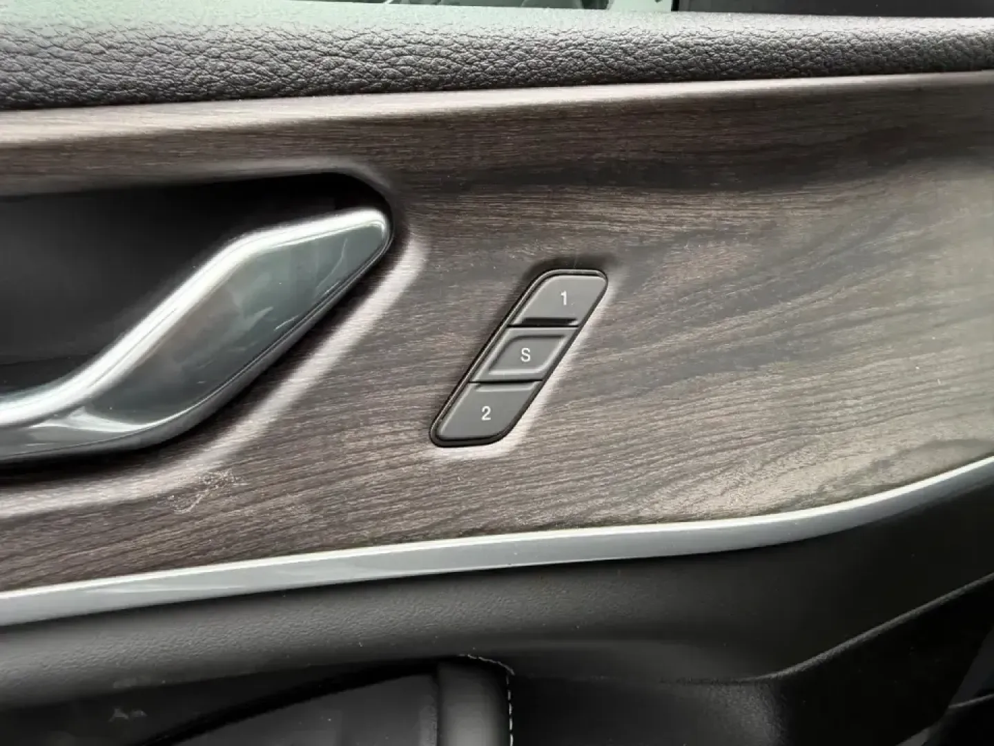 2026 /Global Black Leather Jeep Grand Cherokee Limited (1C4RJKBR0T8) with an 2.0L engine, 8A transmission, located at 970 Woodlawn Dr., Farmington, MO, 63640, (573) 431-7800, 37.825642, -90.468674 - Adventure-ready comfort meets everyday practicality in this nearly new 2026 Jeep Grand Cherokee Limited 4WD-an SUV built for Missouri weekends at St. Joe State Park, school-and-sports carpools, and confident commuting on Highway 67. With just 5 miles, this Grand Cherokee feels fresh off the showroom - Photo#21