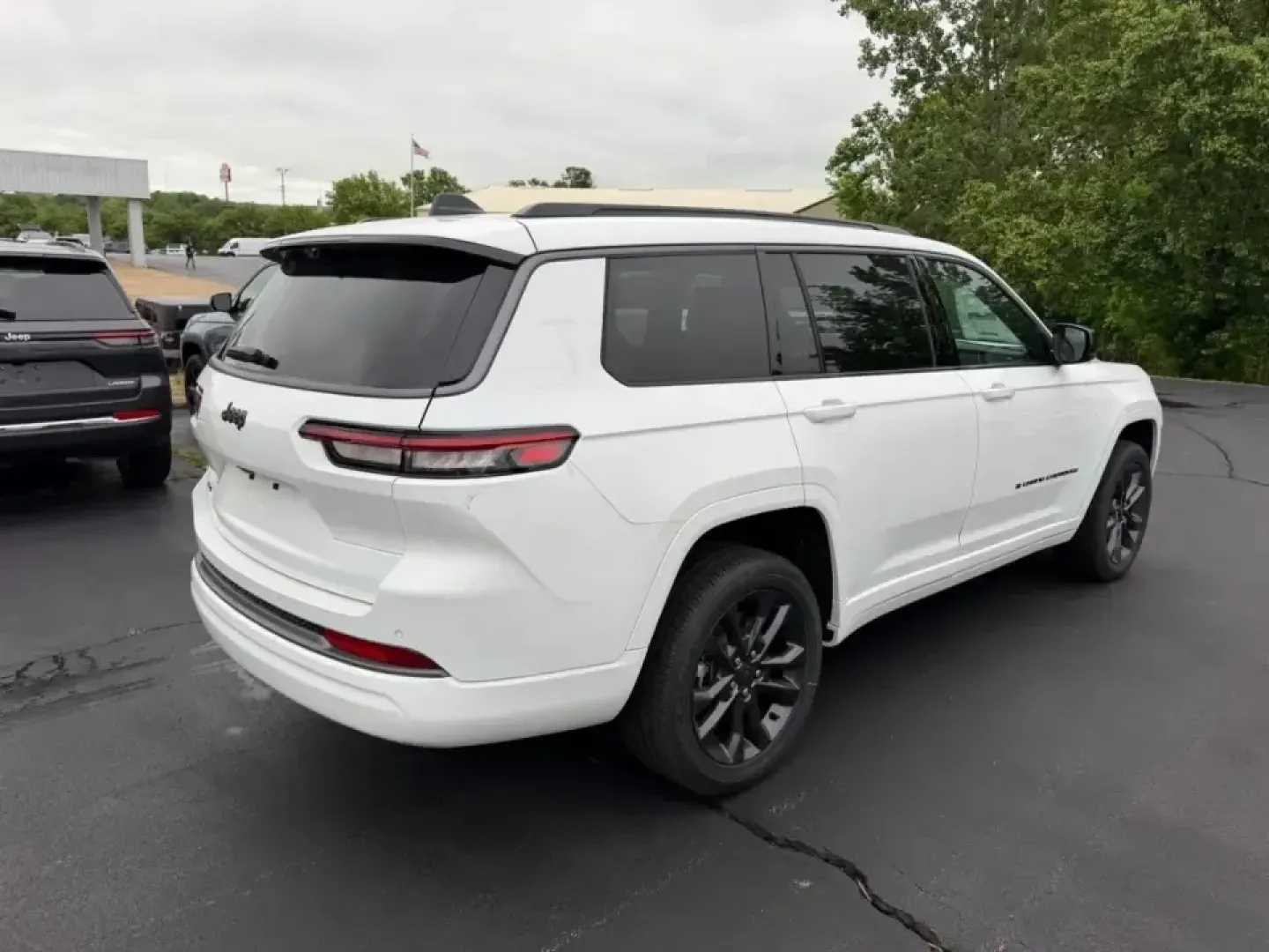 2026 /Global Black Leather Jeep Grand Cherokee Limited (1C4RJKBR0T8) with an 2.0L engine, 8A transmission, located at 970 Woodlawn Dr., Farmington, MO, 63640, (573) 431-7800, 37.825642, -90.468674 - Adventure-ready comfort meets everyday practicality in this nearly new 2026 Jeep Grand Cherokee Limited 4WD-an SUV built for Missouri weekends at St. Joe State Park, school-and-sports carpools, and confident commuting on Highway 67. With just 5 miles, this Grand Cherokee feels fresh off the showroom - Photo#2