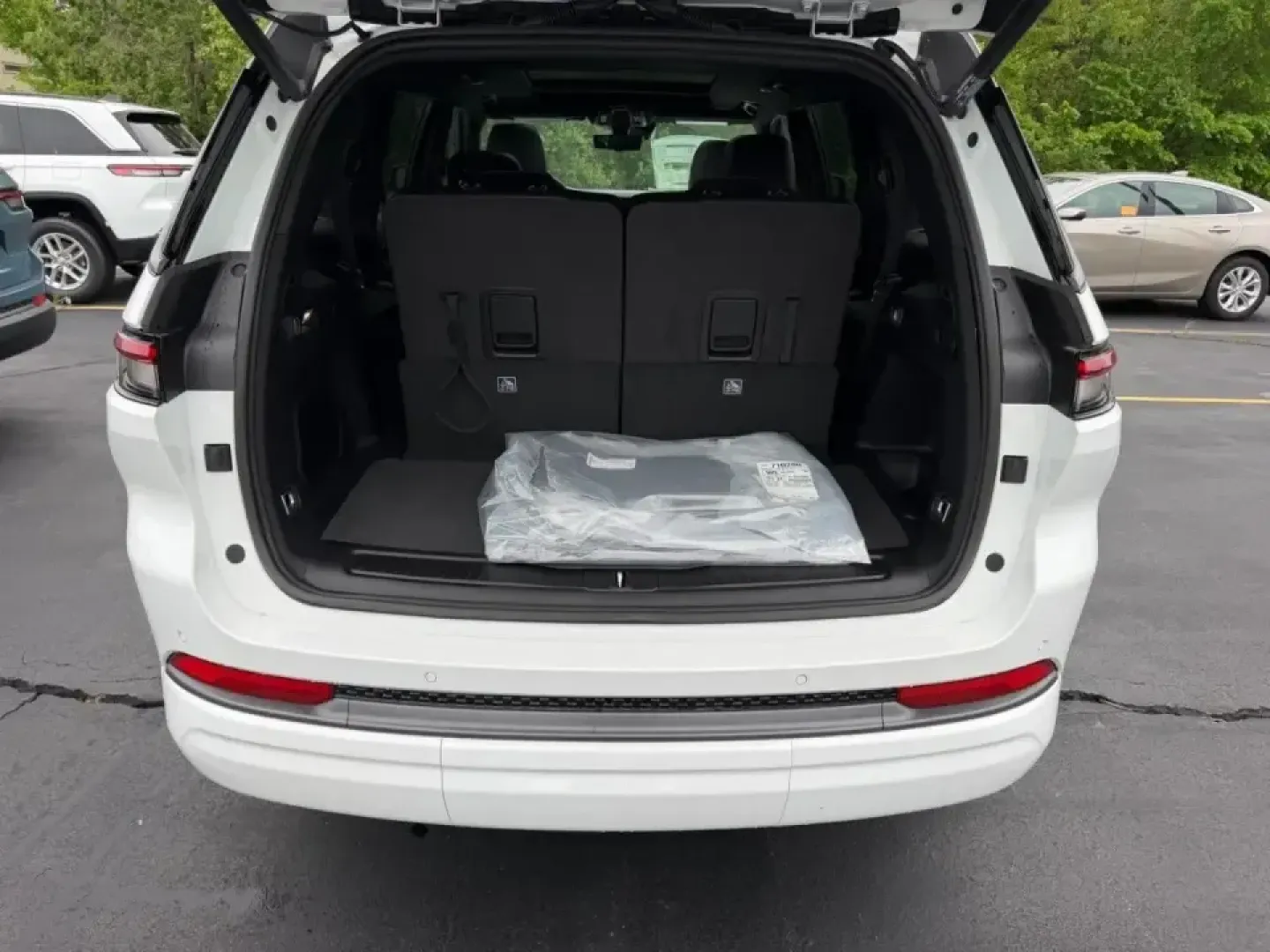 2026 /Global Black Leather Jeep Grand Cherokee Limited (1C4RJKBR0T8) with an 2.0L engine, 8A transmission, located at 970 Woodlawn Dr., Farmington, MO, 63640, (573) 431-7800, 37.825642, -90.468674 - Adventure-ready comfort meets everyday practicality in this nearly new 2026 Jeep Grand Cherokee Limited 4WD-an SUV built for Missouri weekends at St. Joe State Park, school-and-sports carpools, and confident commuting on Highway 67. With just 5 miles, this Grand Cherokee feels fresh off the showroom - Photo#4