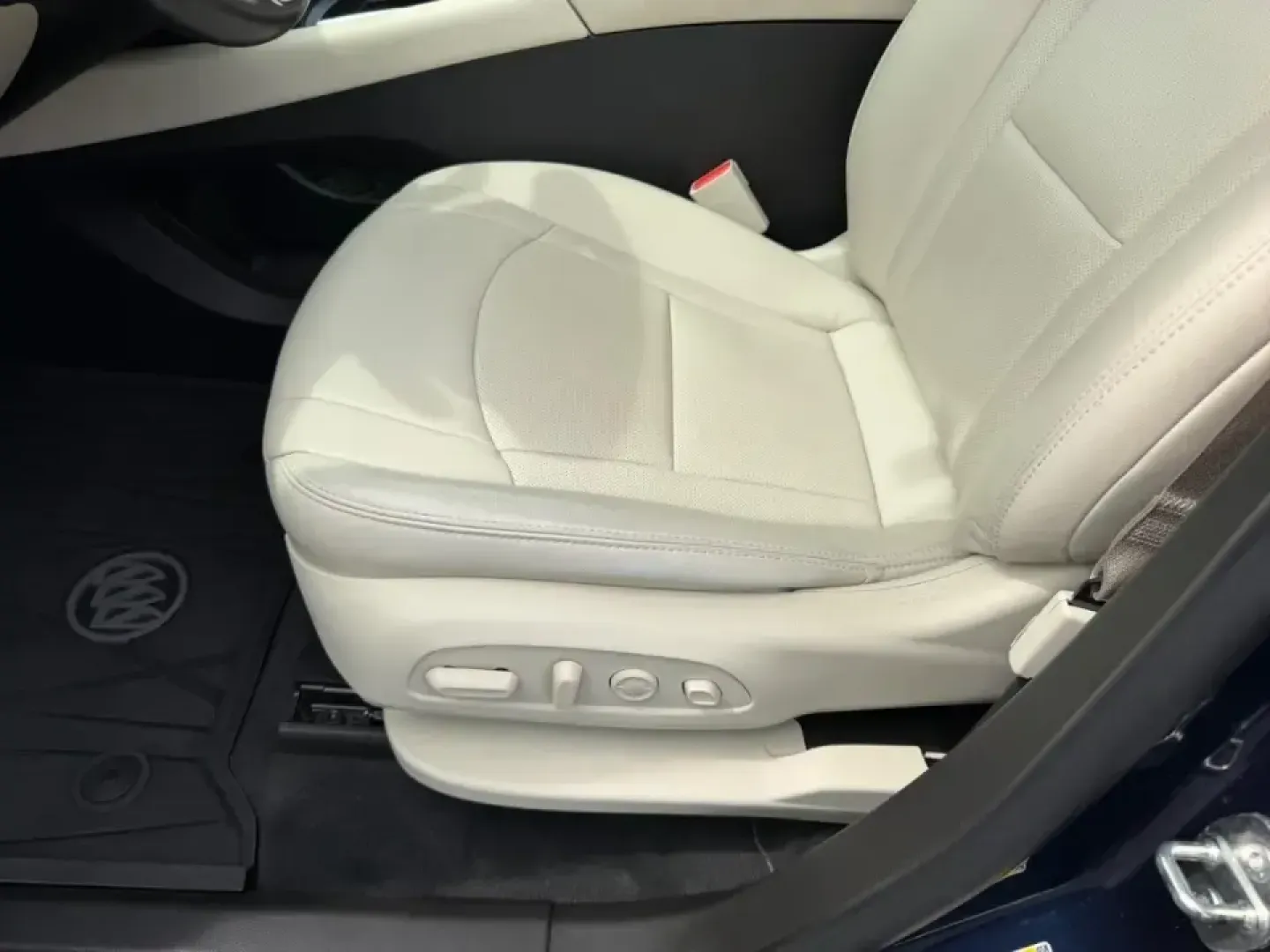 2022 /Whisper Beige seats with Ebony interior accents Le Buick Enclave Premium Group (5GAEVBKWXNJ) with an 3.6L V6 engine, Automatic transmission, located at 970 Woodlawn Dr., Farmington, MO, 63640, (573) 431-7800, 37.825642, -90.468674 - Make every day feel like a first-class road trip in a three-row SUV that's ready for school runs, long commutes, and weekend escapes to the Ozarks. This **2022 Buick Enclave Premium Group** delivers the kind of quiet comfort, confident traction, and family-friendly space that fits life in and around - Photo#23