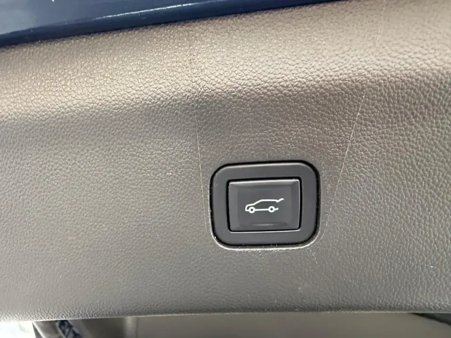 2022 /Whisper Beige seats with Ebony interior accents Le Buick Enclave Premium Group (5GAEVBKWXNJ) with an 3.6L V6 engine, Automatic transmission, located at 970 Woodlawn Dr., Farmington, MO, 63640, (573) 431-7800, 37.825642, -90.468674 - Make every day feel like a first-class road trip in a three-row SUV that's ready for school runs, long commutes, and weekend escapes to the Ozarks. This **2022 Buick Enclave Premium Group** delivers the kind of quiet comfort, confident traction, and family-friendly space that fits life in and around - Photo#5