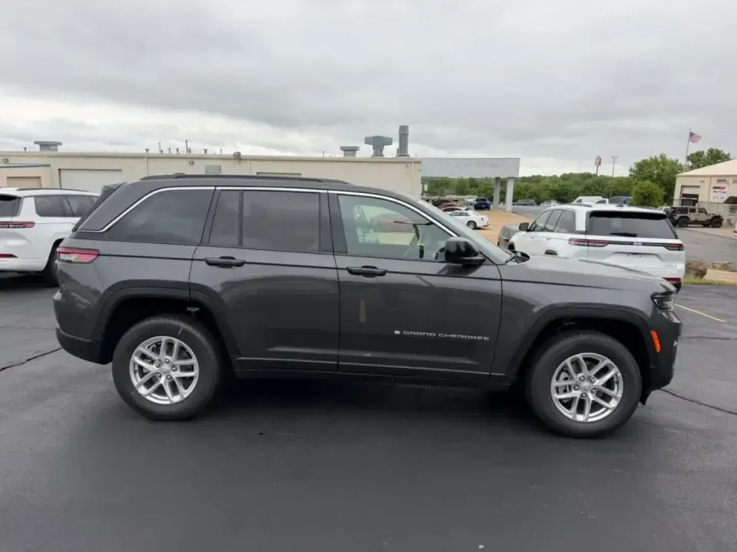 2026 /Global Black Cloth Jeep Grand Cherokee Laredo (1C4RJHAGXTC) with an 3.6L V6 engine, 8A transmission, located at 970 Woodlawn Dr., Farmington, MO, 63640, (573) 431-7800, 37.825642, -90.468674 - Whether your weekends mean lake days at St. Joe State Park, a family road trip down US-67, or confident winter commuting through Farmington and the nearby Park Hills/Bonne Terre area, this 2026 Jeep Grand Cherokee Laredo 4WD is built for real-life Missouri driving. With just 5 miles, it delivers tha - Photo#1