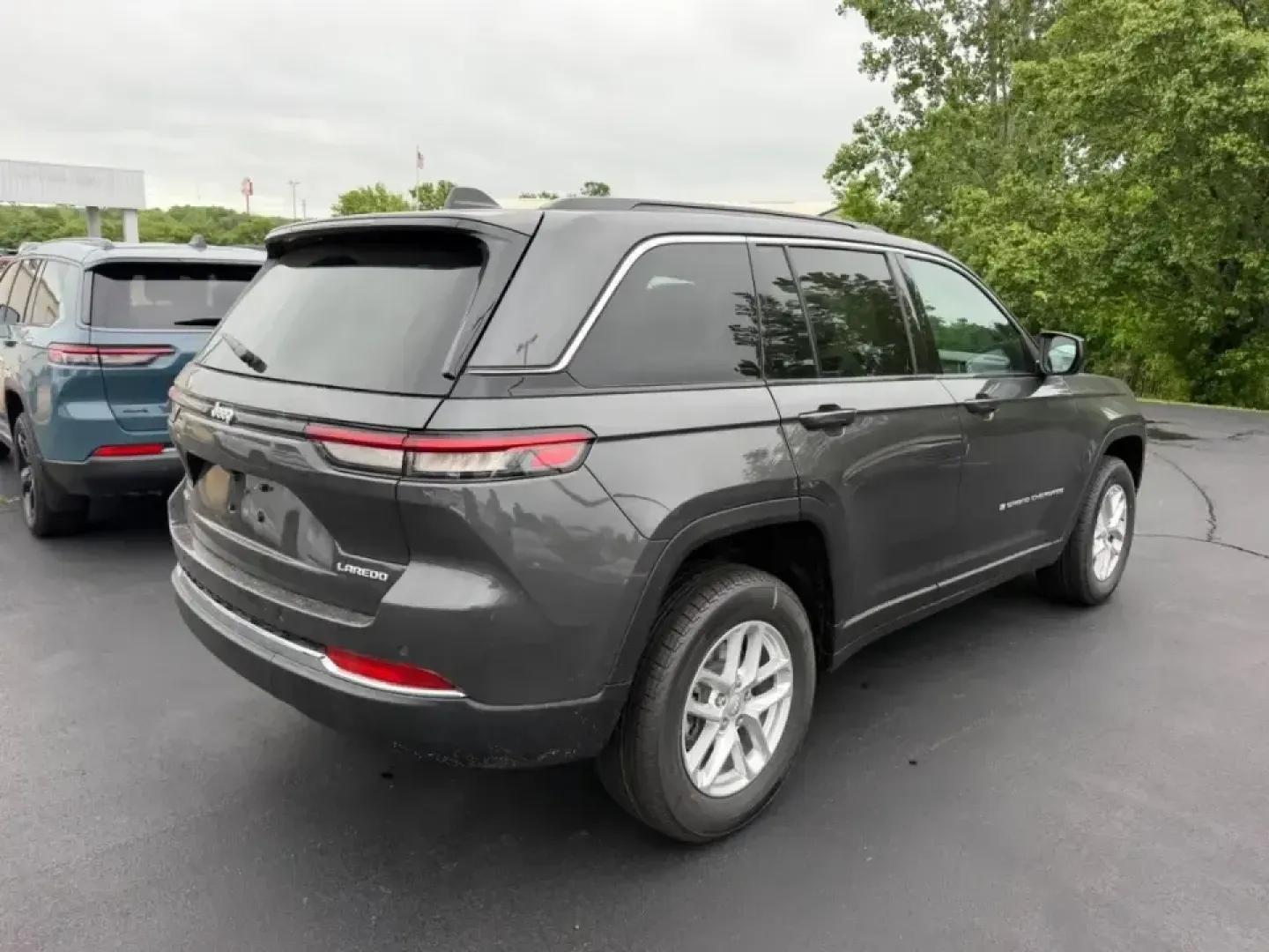 2026 /Global Black Cloth Jeep Grand Cherokee Laredo (1C4RJHAGXTC) with an 3.6L V6 engine, 8A transmission, located at 970 Woodlawn Dr., Farmington, MO, 63640, (573) 431-7800, 37.825642, -90.468674 - Whether your weekends mean lake days at St. Joe State Park, a family road trip down US-67, or confident winter commuting through Farmington and the nearby Park Hills/Bonne Terre area, this 2026 Jeep Grand Cherokee Laredo 4WD is built for real-life Missouri driving. With just 5 miles, it delivers tha - Photo#2