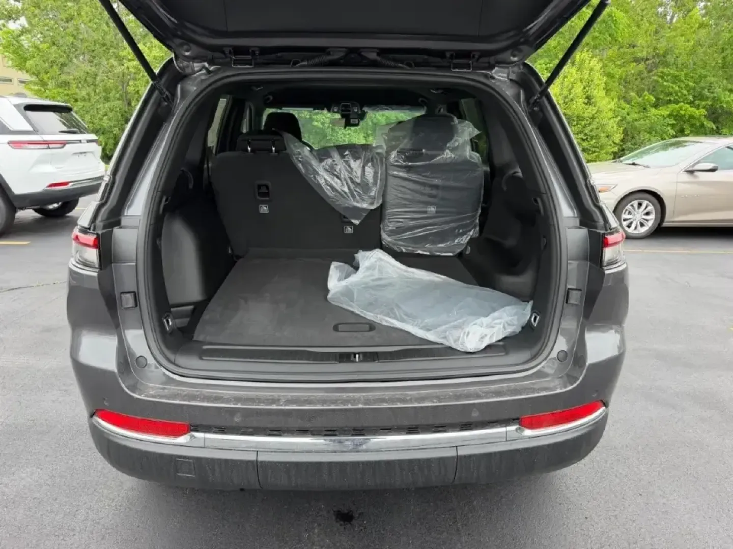 2026 /Global Black Cloth Jeep Grand Cherokee Laredo (1C4RJHAGXTC) with an 3.6L V6 engine, 8A transmission, located at 970 Woodlawn Dr., Farmington, MO, 63640, (573) 431-7800, 37.825642, -90.468674 - Whether your weekends mean lake days at St. Joe State Park, a family road trip down US-67, or confident winter commuting through Farmington and the nearby Park Hills/Bonne Terre area, this 2026 Jeep Grand Cherokee Laredo 4WD is built for real-life Missouri driving. With just 5 miles, it delivers tha - Photo#4