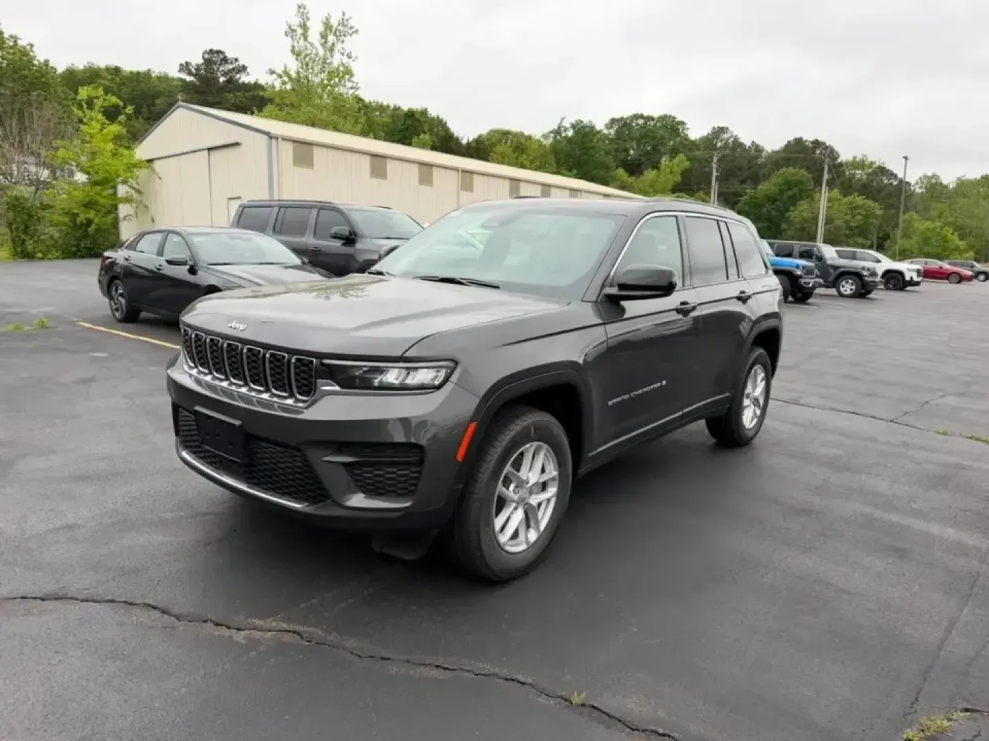 2026 /Global Black Cloth Jeep Grand Cherokee Laredo (1C4RJHAGXTC) with an 3.6L V6 engine, 8A transmission, located at 970 Woodlawn Dr., Farmington, MO, 63640, (573) 431-7800, 37.825642, -90.468674 - Whether your weekends mean lake days at St. Joe State Park, a family road trip down US-67, or confident winter commuting through Farmington and the nearby Park Hills/Bonne Terre area, this 2026 Jeep Grand Cherokee Laredo 4WD is built for real-life Missouri driving. With just 5 miles, it delivers tha - Photo#6