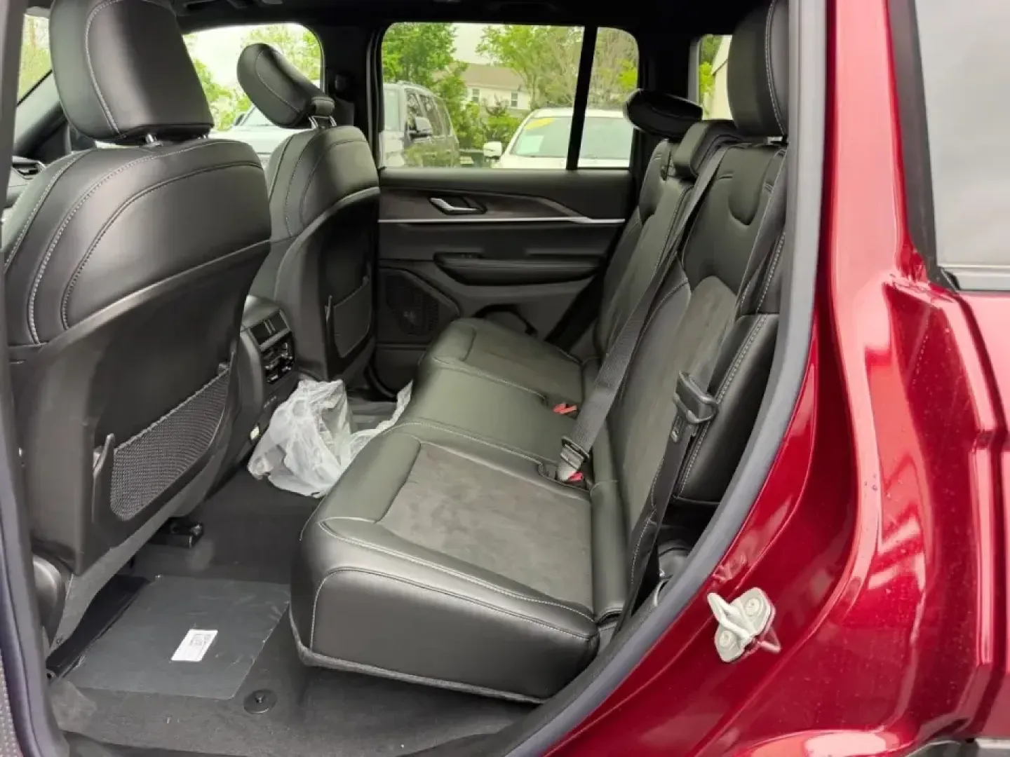 2026 /Global Black Suede Jeep Grand Cherokee Laredo Altitude (1C4RJHAR4TC) with an 2.0L engine, 8A transmission, located at 970 Woodlawn Dr., Farmington, MO, 63640, (573) 431-7800, 37.825642, -90.468674 - Built for families who juggle school drop-offs, long commutes, and weekend getaways to the Ozarks, this **2026 Jeep Grand Cherokee Altitude** is the kind of SUV that makes everyday driving feel like a small upgrade in lifestyle. With just **11 miles**, it's essentially new-ideal for shoppers who wan - Photo#9