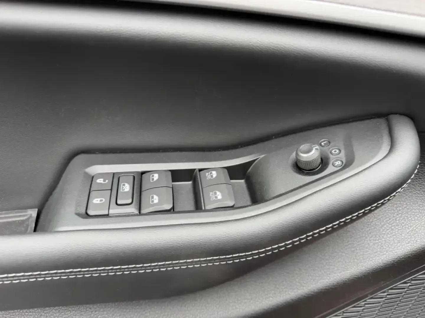 2026 /Global Black Suede Jeep Grand Cherokee Laredo Altitude (1C4RJHAR4TC) with an 2.0L engine, 8A transmission, located at 970 Woodlawn Dr., Farmington, MO, 63640, (573) 431-7800, 37.825642, -90.468674 - Built for families who juggle school drop-offs, long commutes, and weekend getaways to the Ozarks, this **2026 Jeep Grand Cherokee Altitude** is the kind of SUV that makes everyday driving feel like a small upgrade in lifestyle. With just **11 miles**, it's essentially new-ideal for shoppers who wan - Photo#18