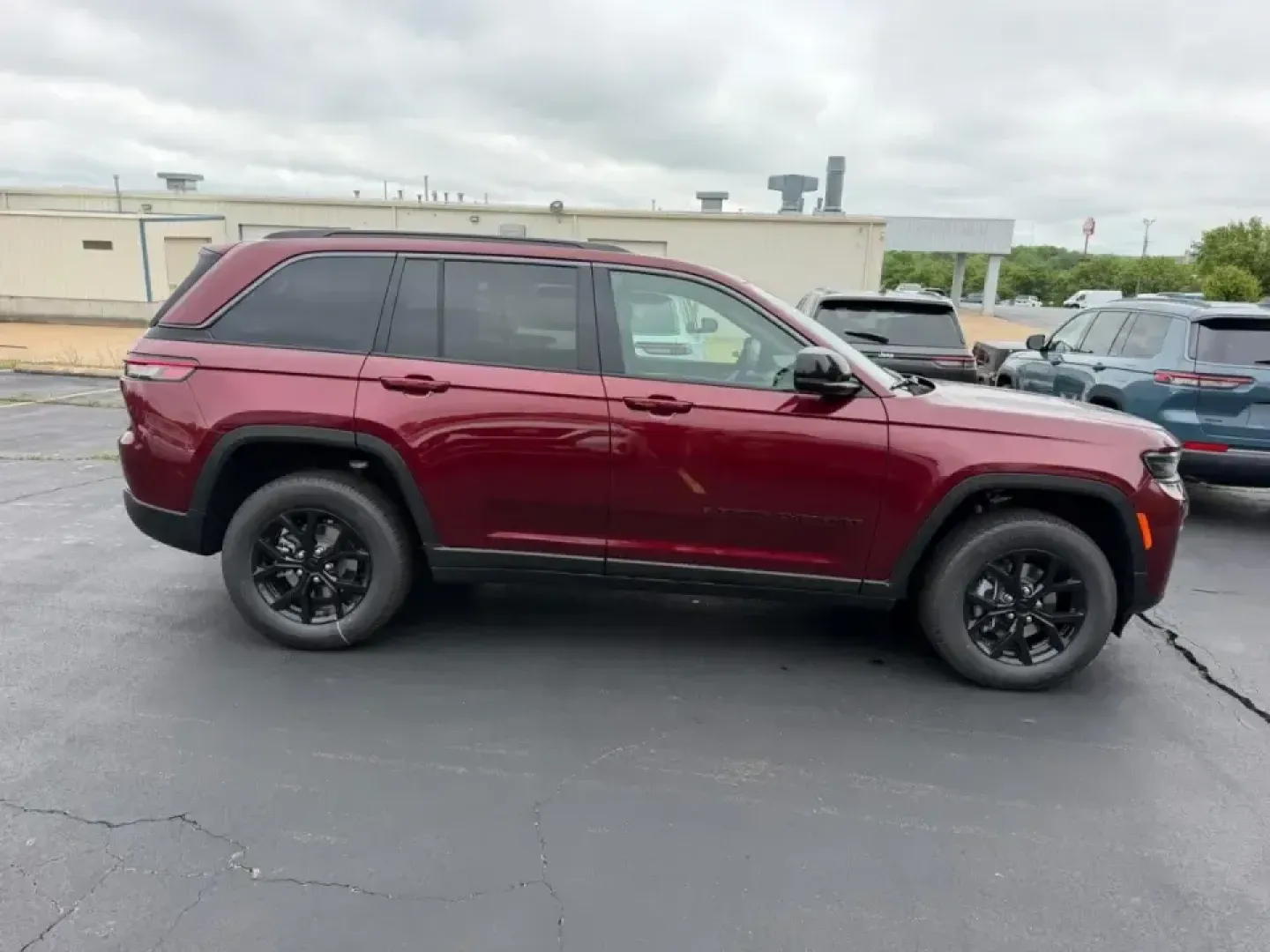2026 /Global Black Suede Jeep Grand Cherokee Laredo Altitude (1C4RJHAR4TC) with an 2.0L engine, 8A transmission, located at 970 Woodlawn Dr., Farmington, MO, 63640, (573) 431-7800, 37.825642, -90.468674 - Built for families who juggle school drop-offs, long commutes, and weekend getaways to the Ozarks, this **2026 Jeep Grand Cherokee Altitude** is the kind of SUV that makes everyday driving feel like a small upgrade in lifestyle. With just **11 miles**, it's essentially new-ideal for shoppers who wan - Photo#1