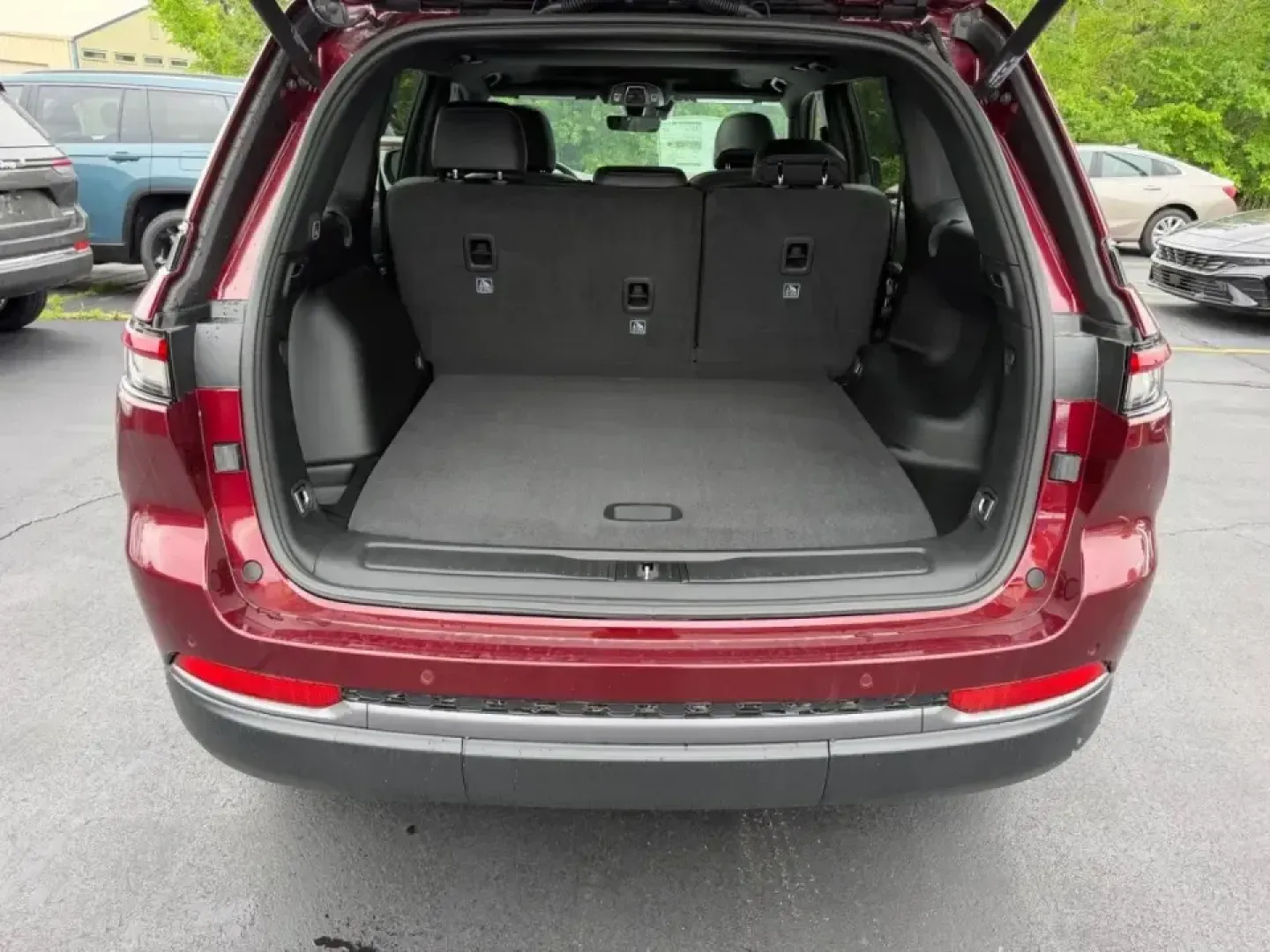 2026 /Global Black Suede Jeep Grand Cherokee Laredo Altitude (1C4RJHAR4TC) with an 2.0L engine, 8A transmission, located at 970 Woodlawn Dr., Farmington, MO, 63640, (573) 431-7800, 37.825642, -90.468674 - Built for families who juggle school drop-offs, long commutes, and weekend getaways to the Ozarks, this **2026 Jeep Grand Cherokee Altitude** is the kind of SUV that makes everyday driving feel like a small upgrade in lifestyle. With just **11 miles**, it's essentially new-ideal for shoppers who wan - Photo#4
