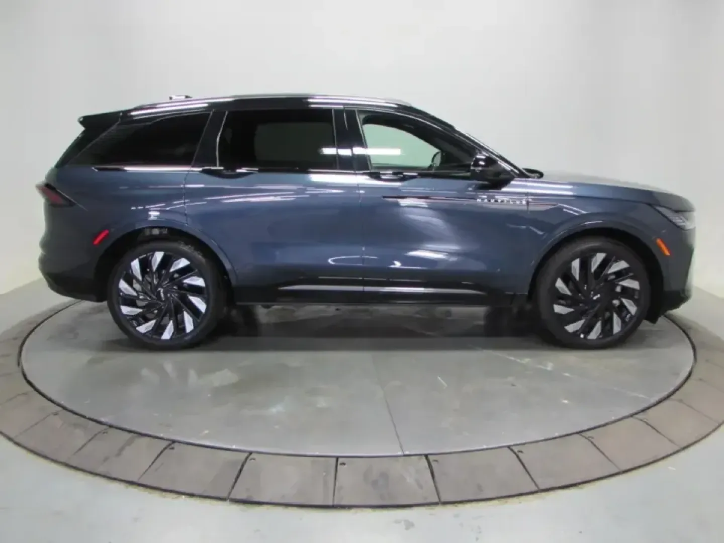 2024 /Black Onyx Lincoln Nautilus Reserve (5LMPJ8K43RJ) with an 2.0L L4 DOHC 16V HYBRID engine, 6A transmission, located at 12836 Highway 21, De Soto, MO, 63020, (636) 337-7777, 38.151867, -90.575615 - Make every day feel like a first-class getaway-whether you're commuting from De Soto to St. Louis, shuttling the kids to activities, or escaping for a weekend at Washington State Park. This 2024 Lincoln Nautilus Reserve Hybrid is the kind of SUV that fits real life: quiet, confident in all weather, - Photo#7