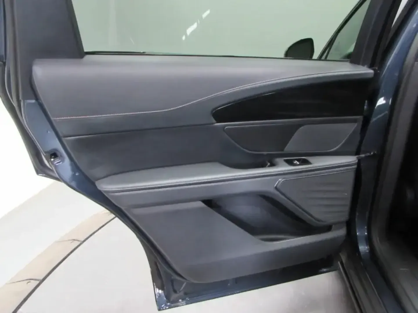 2024 /Black Onyx Lincoln Nautilus Reserve (5LMPJ8K43RJ) with an 2.0L L4 DOHC 16V HYBRID engine, 6A transmission, located at 12836 Highway 21, De Soto, MO, 63020, (636) 337-7777, 38.151867, -90.575615 - Make every day feel like a first-class getaway-whether you're commuting from De Soto to St. Louis, shuttling the kids to activities, or escaping for a weekend at Washington State Park. This 2024 Lincoln Nautilus Reserve Hybrid is the kind of SUV that fits real life: quiet, confident in all weather, - Photo#13