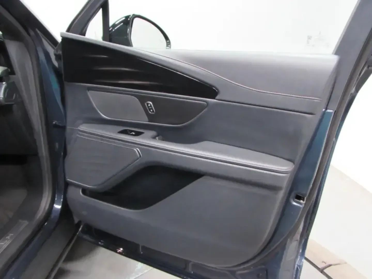 2024 /Black Onyx Lincoln Nautilus Reserve (5LMPJ8K43RJ) with an 2.0L L4 DOHC 16V HYBRID engine, 6A transmission, located at 12836 Highway 21, De Soto, MO, 63020, (636) 337-7777, 38.151867, -90.575615 - Make every day feel like a first-class getaway-whether you're commuting from De Soto to St. Louis, shuttling the kids to activities, or escaping for a weekend at Washington State Park. This 2024 Lincoln Nautilus Reserve Hybrid is the kind of SUV that fits real life: quiet, confident in all weather, - Photo#15
