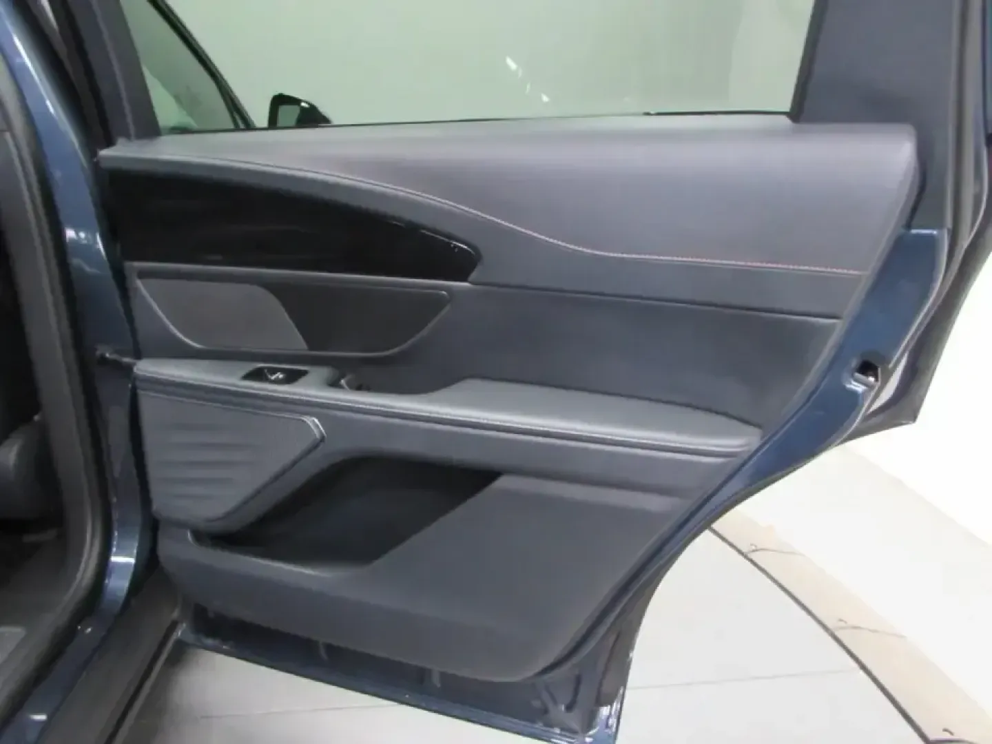2024 /Black Onyx Lincoln Nautilus Reserve (5LMPJ8K43RJ) with an 2.0L L4 DOHC 16V HYBRID engine, 6A transmission, located at 12836 Highway 21, De Soto, MO, 63020, (636) 337-7777, 38.151867, -90.575615 - Make every day feel like a first-class getaway-whether you're commuting from De Soto to St. Louis, shuttling the kids to activities, or escaping for a weekend at Washington State Park. This 2024 Lincoln Nautilus Reserve Hybrid is the kind of SUV that fits real life: quiet, confident in all weather, - Photo#17