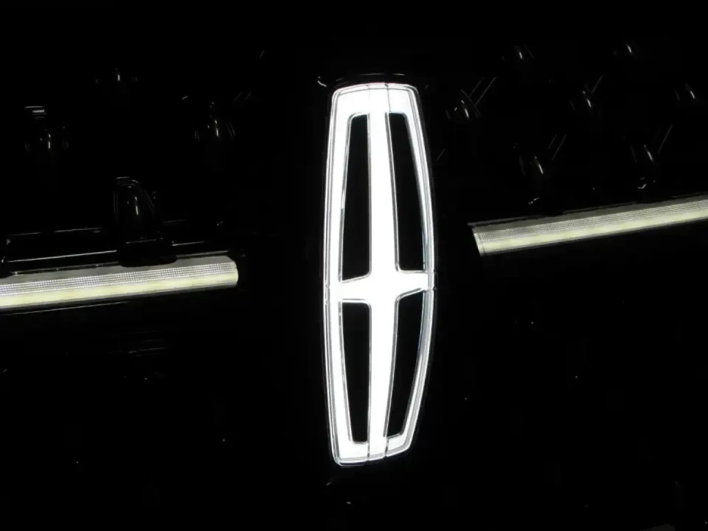 2024 /Black Onyx Lincoln Nautilus Reserve (5LMPJ8K43RJ) with an 2.0L L4 DOHC 16V HYBRID engine, 6A transmission, located at 12836 Highway 21, De Soto, MO, 63020, (636) 337-7777, 38.151867, -90.575615 - Make every day feel like a first-class getaway-whether you're commuting from De Soto to St. Louis, shuttling the kids to activities, or escaping for a weekend at Washington State Park. This 2024 Lincoln Nautilus Reserve Hybrid is the kind of SUV that fits real life: quiet, confident in all weather, - Photo#37