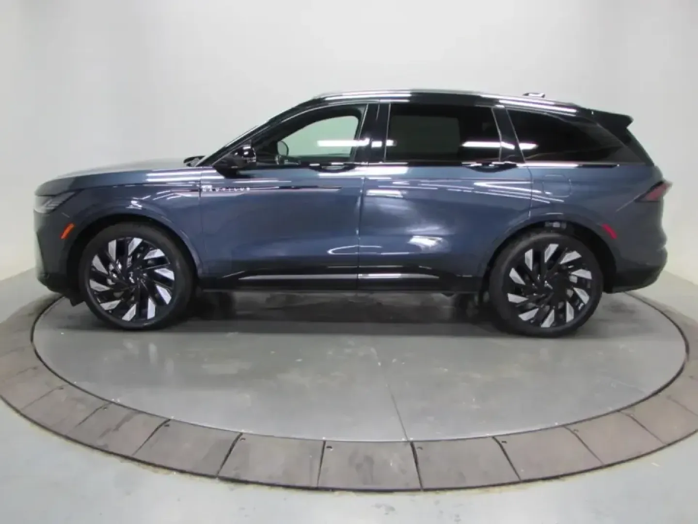 2024 /Black Onyx Lincoln Nautilus Reserve (5LMPJ8K43RJ) with an 2.0L L4 DOHC 16V HYBRID engine, 6A transmission, located at 12836 Highway 21, De Soto, MO, 63020, (636) 337-7777, 38.151867, -90.575615 - Make every day feel like a first-class getaway-whether you're commuting from De Soto to St. Louis, shuttling the kids to activities, or escaping for a weekend at Washington State Park. This 2024 Lincoln Nautilus Reserve Hybrid is the kind of SUV that fits real life: quiet, confident in all weather, - Photo#3