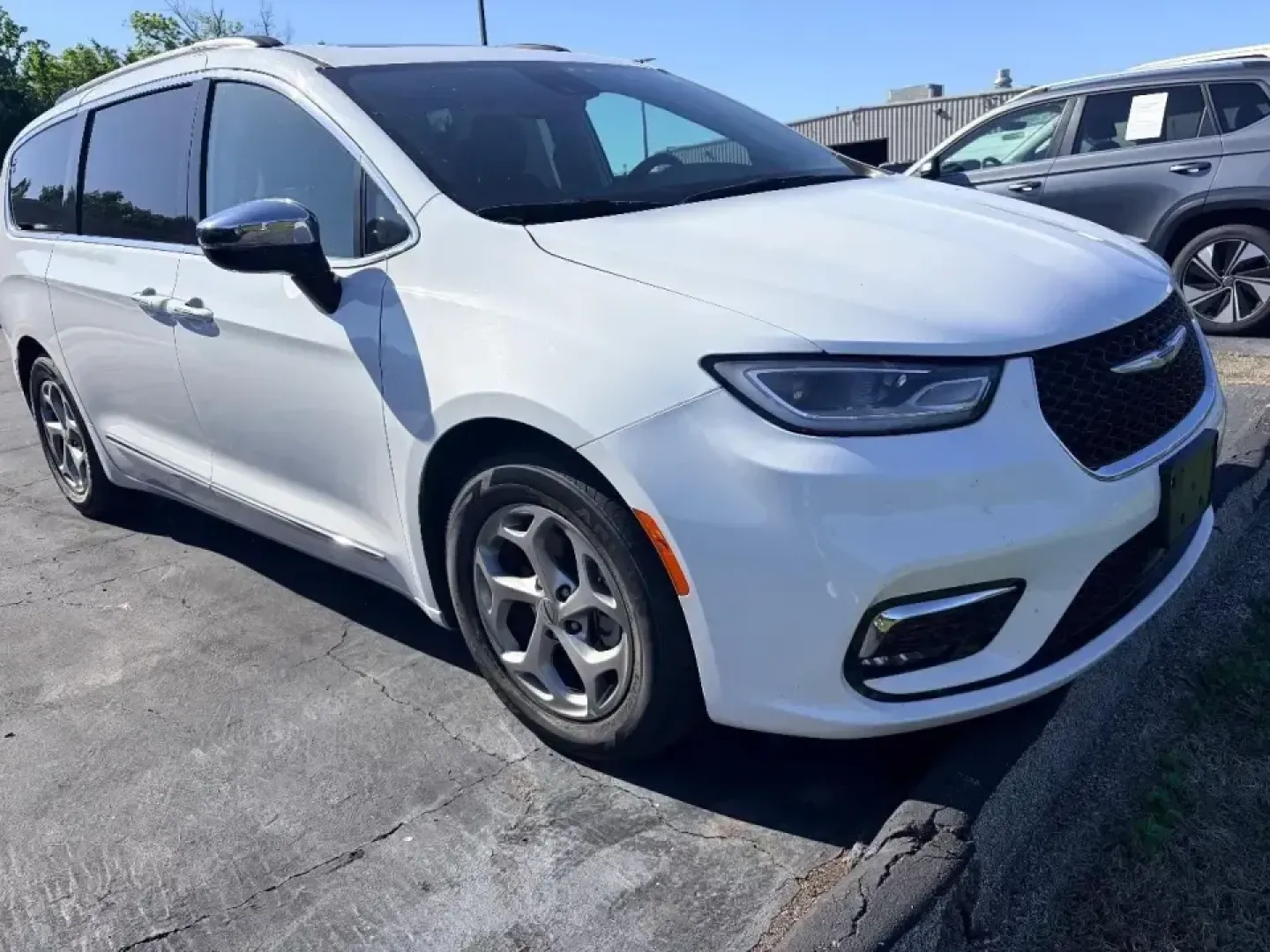 2023 /Black Chrysler Pacifica Limited (2C4RC1GG1PR) with an 3.6L V6 DOHC 24V engine, Automatic transmission, located at 12830 Highway 21, De Soto, MO, 63020, (636) 337-7777, 38.153099, -90.573624 - Road trips to the Ozarks, school drop-offs, and everyday commuting feel easier when you have a minivan that's built for real life-not just the brochure. This **2023 Chrysler Pacifica Limited** in **White** is the kind of family-ready ride that keeps everyone comfortable on I-55, confident in traffic - Photo#6