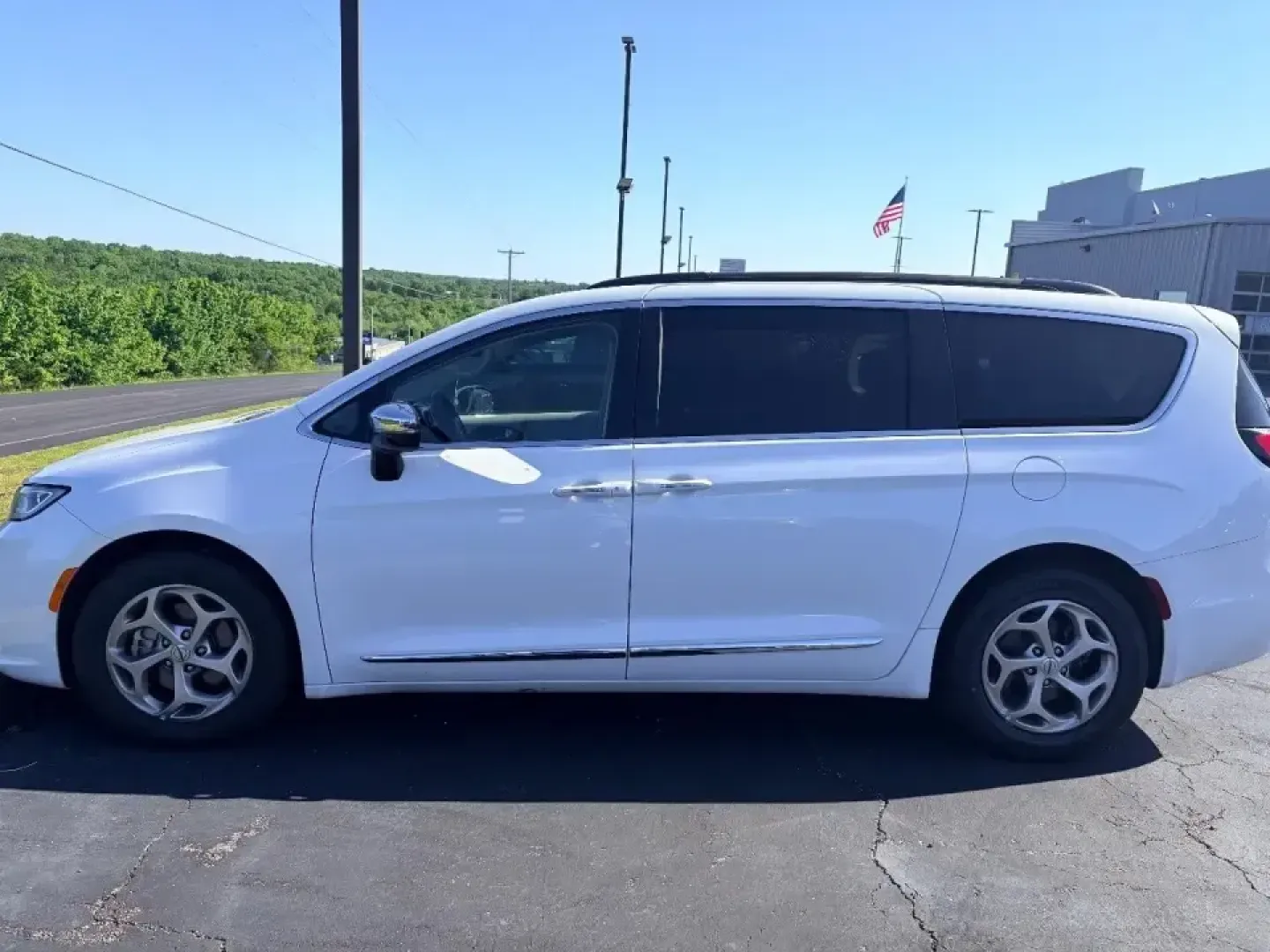 2023 /Black Chrysler Pacifica Limited (2C4RC1GG1PR) with an 3.6L V6 DOHC 24V engine, Automatic transmission, located at 12830 Highway 21, De Soto, MO, 63020, (636) 337-7777, 38.153099, -90.573624 - Road trips to the Ozarks, school drop-offs, and everyday commuting feel easier when you have a minivan that's built for real life-not just the brochure. This **2023 Chrysler Pacifica Limited** in **White** is the kind of family-ready ride that keeps everyone comfortable on I-55, confident in traffic - Photo#8