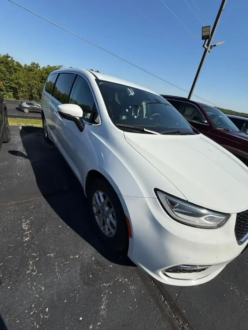 2023 /Black Chrysler Pacifica Limited (2C4RC1GG1PR) with an 3.6L V6 DOHC 24V engine, Automatic transmission, located at 12830 Highway 21, De Soto, MO, 63020, (636) 337-7777, 38.153099, -90.573624 - Road trips to the Ozarks, school drop-offs, and everyday commuting feel easier when you have a minivan that's built for real life-not just the brochure. This **2023 Chrysler Pacifica Limited** in **White** is the kind of family-ready ride that keeps everyone comfortable on I-55, confident in traffic - Photo#2
