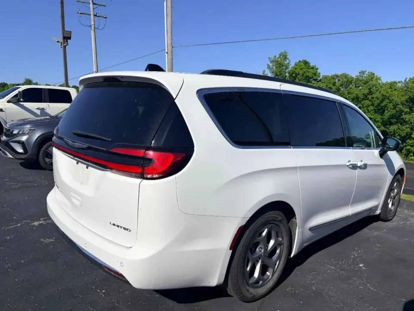 2023 /Black Chrysler Pacifica Limited (2C4RC1GG1PR) with an 3.6L V6 DOHC 24V engine, Automatic transmission, located at 12830 Highway 21, De Soto, MO, 63020, (636) 337-7777, 38.153099, -90.573624 - Road trips to the Ozarks, school drop-offs, and everyday commuting feel easier when you have a minivan that's built for real life-not just the brochure. This **2023 Chrysler Pacifica Limited** in **White** is the kind of family-ready ride that keeps everyone comfortable on I-55, confident in traffic - Photo#5