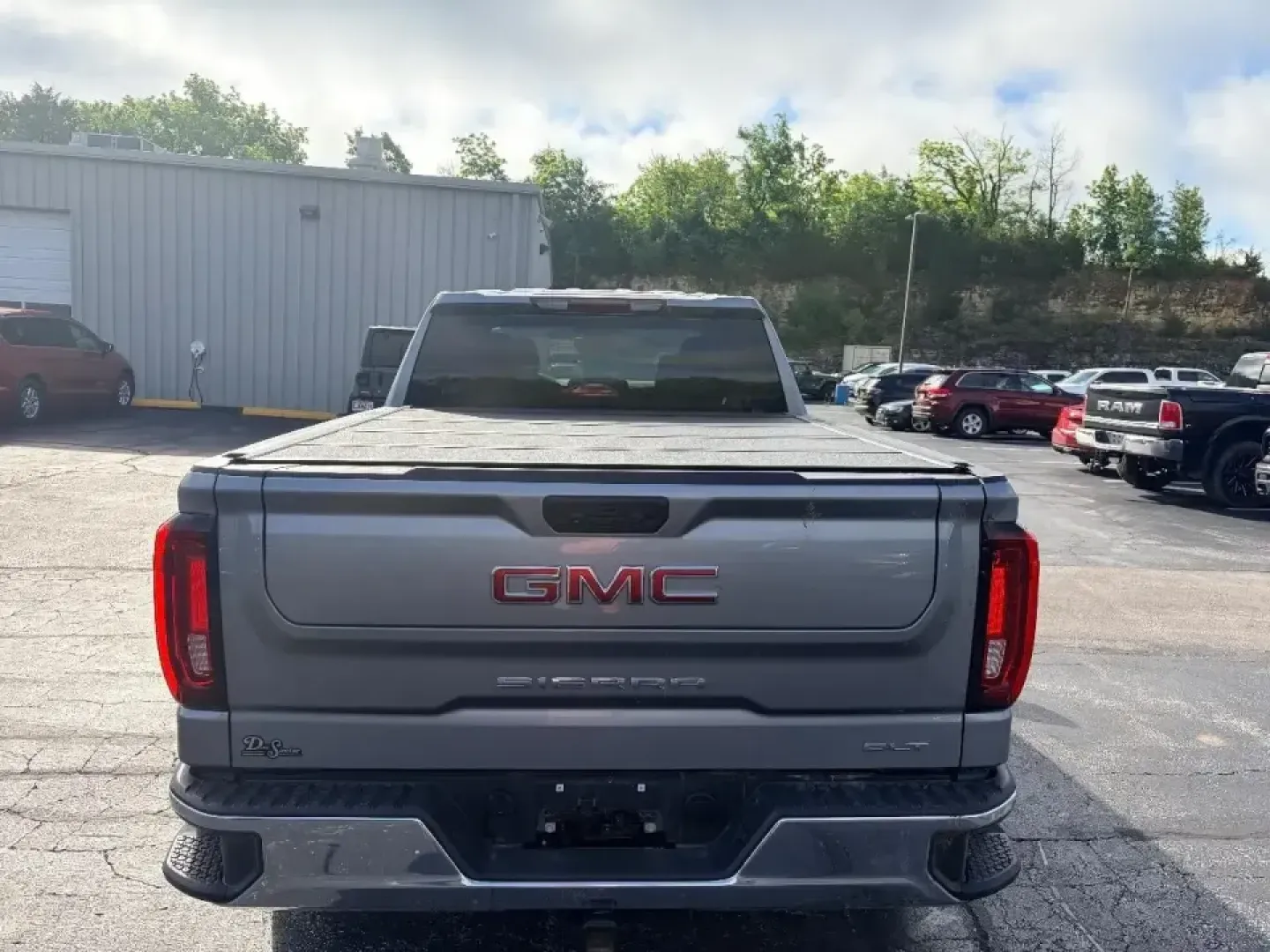 2025 /Black GMC Sierra 1500 SLT (3GTUUDED5SG) with an 5.3L V8 OHV 16V engine, 6A transmission, located at 12830 Highway 21, De Soto, MO, 63020, (636) 337-7777, 38.153099, -90.573624 - Weekend projects, lake days, and long highway runs through Jefferson County feel a whole lot easier when you're driving a truck that can do it all. This **2025 GMC Sierra 1500 SLT 4WD** is built for the De Soto lifestyle-whether you're hauling supplies to a job site, loading up for a family road tri - Photo#7