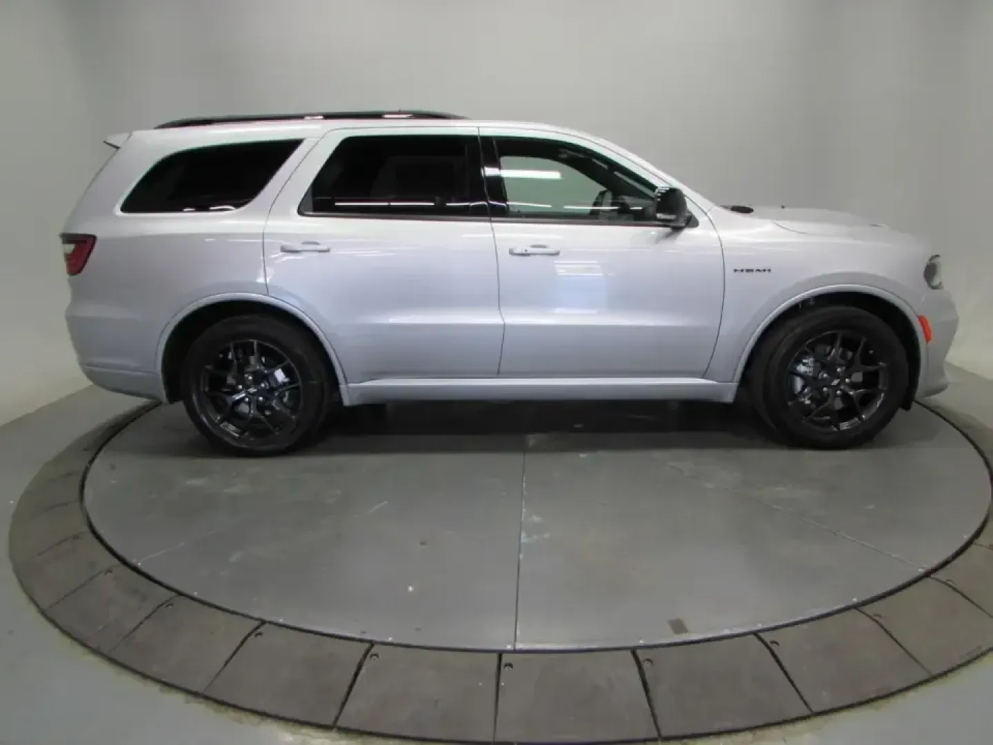 2026 /Black Dodge Durango GT Plus HEMI V8 (1C4SDJCTXTC) with an 5.7L V8 OHV 16V engine, Automatic transmission, located at 12830 Highway 21, De Soto, MO, 63020, (636) 337-7777, 38.153099, -90.573624 - Road-trip weekends to the Ozarks, confident winter commuting on Highway 21, or hauling the whole crew to ballgames and festivals around Jefferson County-this 2026 Dodge Durango GT Plus HEMI V8 is built for a busy life that doesn't slow down. With only 5 miles on the odometer, it delivers that fresh, - Photo#7