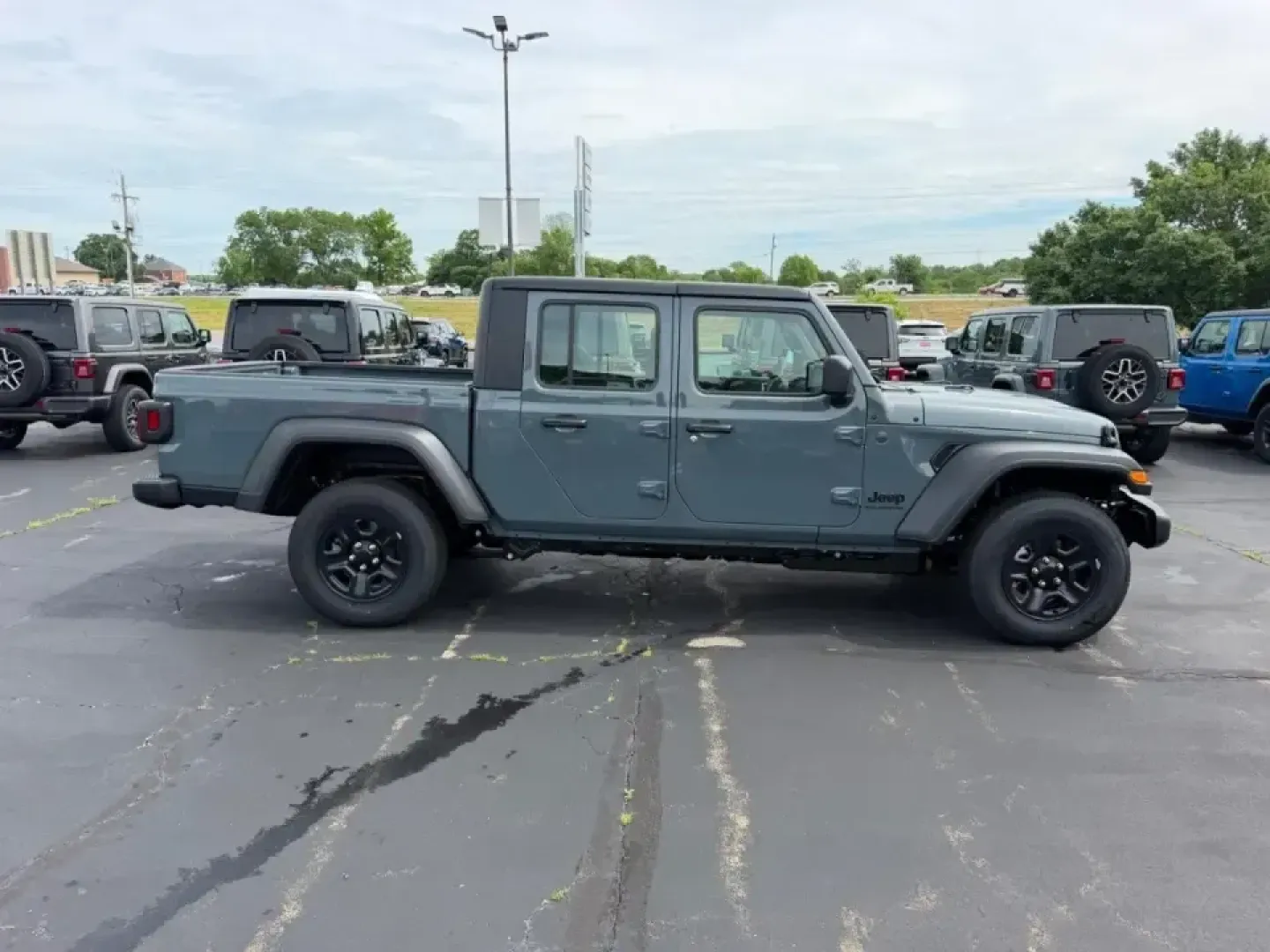 2026 /Black Cloth Jeep Gladiator Sport (1C6PJTAG9TL) with an 3.6L V6 engine, 6M transmission, located at 970 Woodlawn Dr., Farmington, MO, 63640, (573) 431-7800, 37.825642, -90.468674 - When your weekends bounce between hauling gear to St. Joe State Park, cruising K Highway for a quick lake day, and still needing a comfortable daily driver for the commute through Farmington, the right truck has to be more than tough-it has to fit your lifestyle. This 2026 Jeep Gladiator Sport 4WD i - Photo#1
