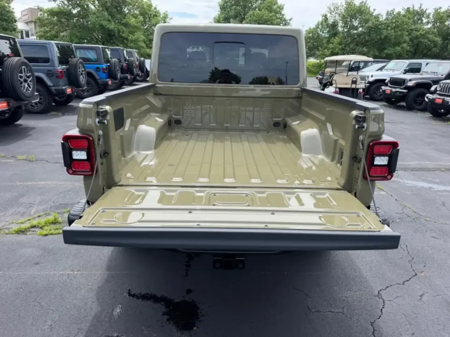 2026 /Black Leather Jeep Gladiator Rubicon (1C6RJTBG1TL) with an 3.6L V6 engine, 6M transmission, located at 970 Woodlawn Dr., Farmington, MO, 63640, (573) 431-7800, 37.825642, -90.468674 - Weekend trail runs at St. Joe State Park, a kayak launch at Farmington Lake, or a workweek that demands a truck that can handle gravel roads and highway miles-this 2026 Jeep Gladiator Rubicon is built for the kind of Missouri lifestyle that doesn't stay parked. With only 5 miles on the odometer, it - Photo#4
