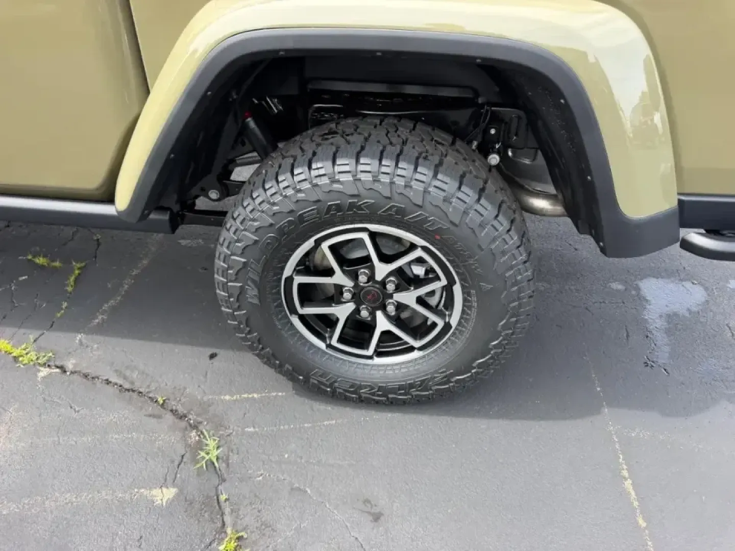 2026 /Black Leather Jeep Gladiator Rubicon (1C6RJTBG1TL) with an 3.6L V6 engine, 6M transmission, located at 970 Woodlawn Dr., Farmington, MO, 63640, (573) 431-7800, 37.825642, -90.468674 - Weekend trail runs at St. Joe State Park, a kayak launch at Farmington Lake, or a workweek that demands a truck that can handle gravel roads and highway miles-this 2026 Jeep Gladiator Rubicon is built for the kind of Missouri lifestyle that doesn't stay parked. With only 5 miles on the odometer, it - Photo#5