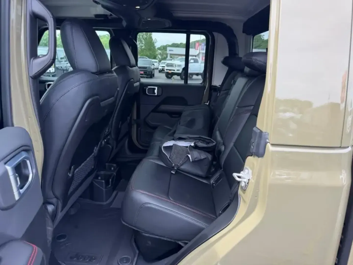 2026 /Black Leather Jeep Gladiator Rubicon (1C6RJTBG1TL) with an 3.6L V6 engine, 6M transmission, located at 970 Woodlawn Dr., Farmington, MO, 63640, (573) 431-7800, 37.825642, -90.468674 - Weekend trail runs at St. Joe State Park, a kayak launch at Farmington Lake, or a workweek that demands a truck that can handle gravel roads and highway miles-this 2026 Jeep Gladiator Rubicon is built for the kind of Missouri lifestyle that doesn't stay parked. With only 5 miles on the odometer, it - Photo#8
