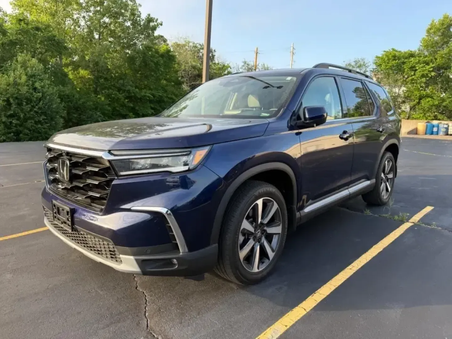 2023 /Gray Leather Honda Pilot Elite (5FNYG1H84PB) with an 3.5L V6 24-Valve DOHC Dual VTC engine, Automatic transmission, located at 970 Woodlawn Dr., Farmington, MO, 63640, (573) 431-7800, 37.825642, -90.468674 - Pack the family, load up the gear, and point the nose toward a weekend at St. Joe State Park or a day of errands across Farmington-this 2023 Honda Pilot Elite AWD is built for real life in Missouri, from school drop-offs to road-trip getaways. With three rows, smart safety tech, and premium comfort, - Photo#3
