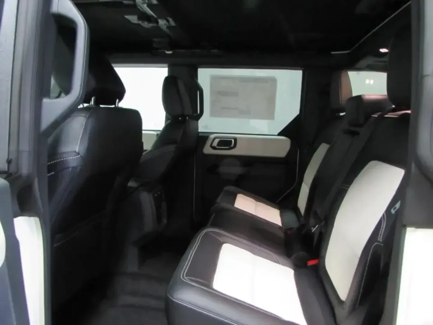 2026 /Alpine With Black Onyx Ford Bronco Outer Banks (1FMEE8BH4TL) with an 2.3L EcoBoost I-4 engine, Automatic transmission, located at 12836 Highway 21, De Soto, MO, 63020, (636) 337-7777, 38.151867, -90.575615 - Weekend trail runs, lake days, and everyday commuting don't have to require two different vehicles-this 2026 Ford Bronco Outer Banks 4WD is built for drivers who want one SUV that looks sharp in town and feels confident when the pavement ends. With only 10 miles, it offers that like-new feel while g - Photo#14
