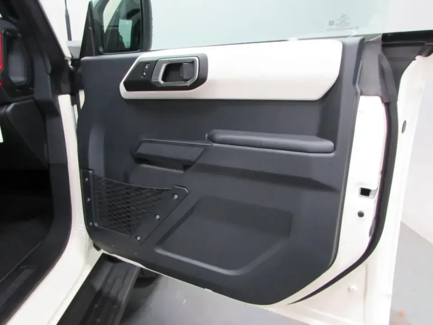 2026 /Alpine With Black Onyx Ford Bronco Outer Banks (1FMEE8BH4TL) with an 2.3L EcoBoost I-4 engine, Automatic transmission, located at 12836 Highway 21, De Soto, MO, 63020, (636) 337-7777, 38.151867, -90.575615 - Weekend trail runs, lake days, and everyday commuting don't have to require two different vehicles-this 2026 Ford Bronco Outer Banks 4WD is built for drivers who want one SUV that looks sharp in town and feels confident when the pavement ends. With only 10 miles, it offers that like-new feel while g - Photo#15
