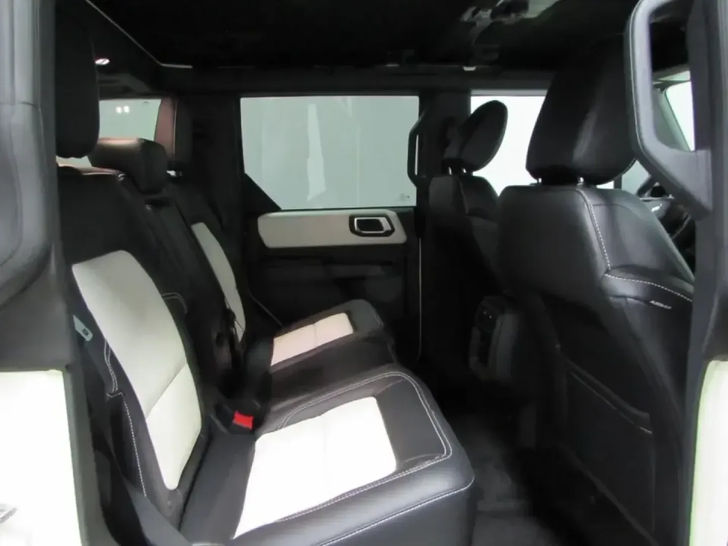 2026 /Alpine With Black Onyx Ford Bronco Outer Banks (1FMEE8BH4TL) with an 2.3L EcoBoost I-4 engine, Automatic transmission, located at 12836 Highway 21, De Soto, MO, 63020, (636) 337-7777, 38.151867, -90.575615 - Weekend trail runs, lake days, and everyday commuting don't have to require two different vehicles-this 2026 Ford Bronco Outer Banks 4WD is built for drivers who want one SUV that looks sharp in town and feels confident when the pavement ends. With only 10 miles, it offers that like-new feel while g - Photo#18