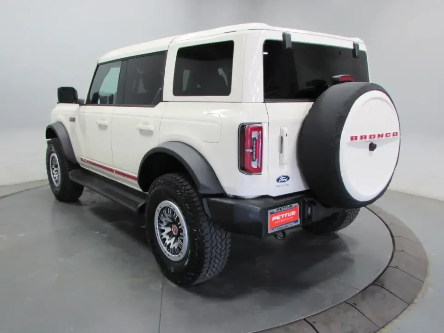 2026 /Alpine With Black Onyx Ford Bronco Outer Banks (1FMEE8BH4TL) with an 2.3L EcoBoost I-4 engine, Automatic transmission, located at 12836 Highway 21, De Soto, MO, 63020, (636) 337-7777, 38.151867, -90.575615 - Weekend trail runs, lake days, and everyday commuting don't have to require two different vehicles-this 2026 Ford Bronco Outer Banks 4WD is built for drivers who want one SUV that looks sharp in town and feels confident when the pavement ends. With only 10 miles, it offers that like-new feel while g - Photo#4
