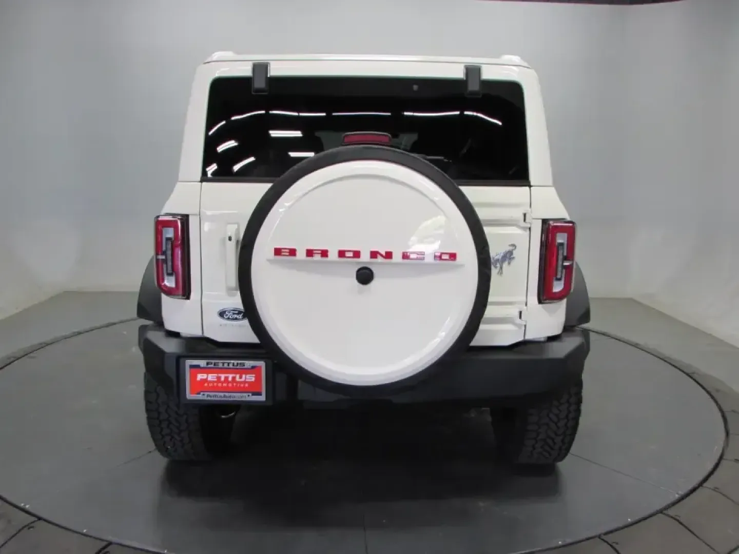 2026 /Alpine With Black Onyx Ford Bronco Outer Banks (1FMEE8BH4TL) with an 2.3L EcoBoost I-4 engine, Automatic transmission, located at 12836 Highway 21, De Soto, MO, 63020, (636) 337-7777, 38.151867, -90.575615 - Weekend trail runs, lake days, and everyday commuting don't have to require two different vehicles-this 2026 Ford Bronco Outer Banks 4WD is built for drivers who want one SUV that looks sharp in town and feels confident when the pavement ends. With only 10 miles, it offers that like-new feel while g - Photo#5