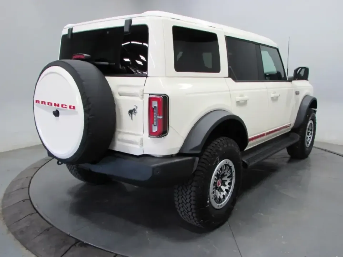 2026 /Alpine With Black Onyx Ford Bronco Outer Banks (1FMEE8BH4TL) with an 2.3L EcoBoost I-4 engine, Automatic transmission, located at 12836 Highway 21, De Soto, MO, 63020, (636) 337-7777, 38.151867, -90.575615 - Weekend trail runs, lake days, and everyday commuting don't have to require two different vehicles-this 2026 Ford Bronco Outer Banks 4WD is built for drivers who want one SUV that looks sharp in town and feels confident when the pavement ends. With only 10 miles, it offers that like-new feel while g - Photo#6