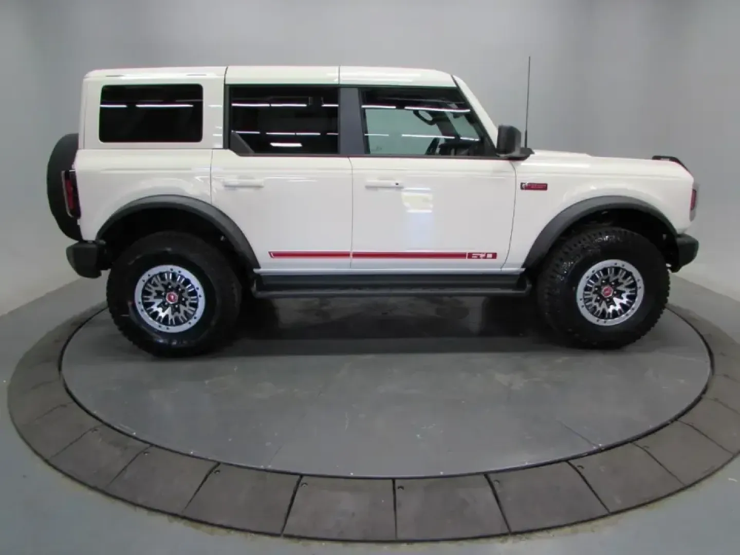 2026 /Alpine With Black Onyx Ford Bronco Outer Banks (1FMEE8BH4TL) with an 2.3L EcoBoost I-4 engine, Automatic transmission, located at 12836 Highway 21, De Soto, MO, 63020, (636) 337-7777, 38.151867, -90.575615 - Weekend trail runs, lake days, and everyday commuting don't have to require two different vehicles-this 2026 Ford Bronco Outer Banks 4WD is built for drivers who want one SUV that looks sharp in town and feels confident when the pavement ends. With only 10 miles, it offers that like-new feel while g - Photo#7