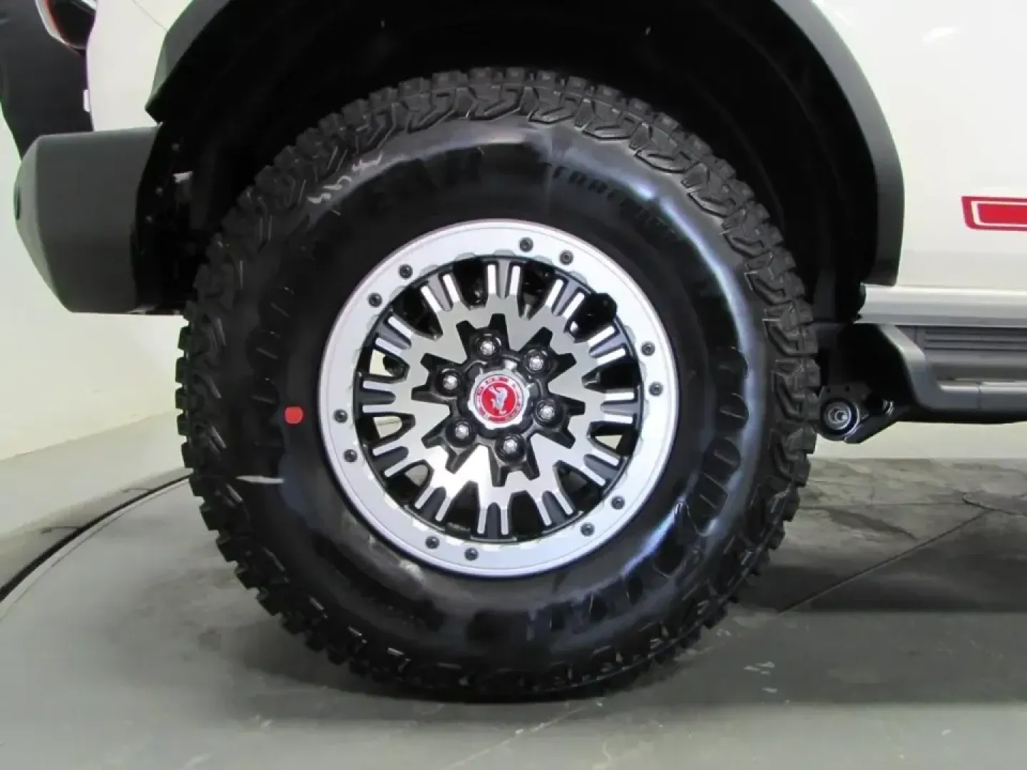2026 /Alpine With Black Onyx Ford Bronco Outer Banks (1FMEE8BH4TL) with an 2.3L EcoBoost I-4 engine, Automatic transmission, located at 12836 Highway 21, De Soto, MO, 63020, (636) 337-7777, 38.151867, -90.575615 - Weekend trail runs, lake days, and everyday commuting don't have to require two different vehicles-this 2026 Ford Bronco Outer Banks 4WD is built for drivers who want one SUV that looks sharp in town and feels confident when the pavement ends. With only 10 miles, it offers that like-new feel while g - Photo#8