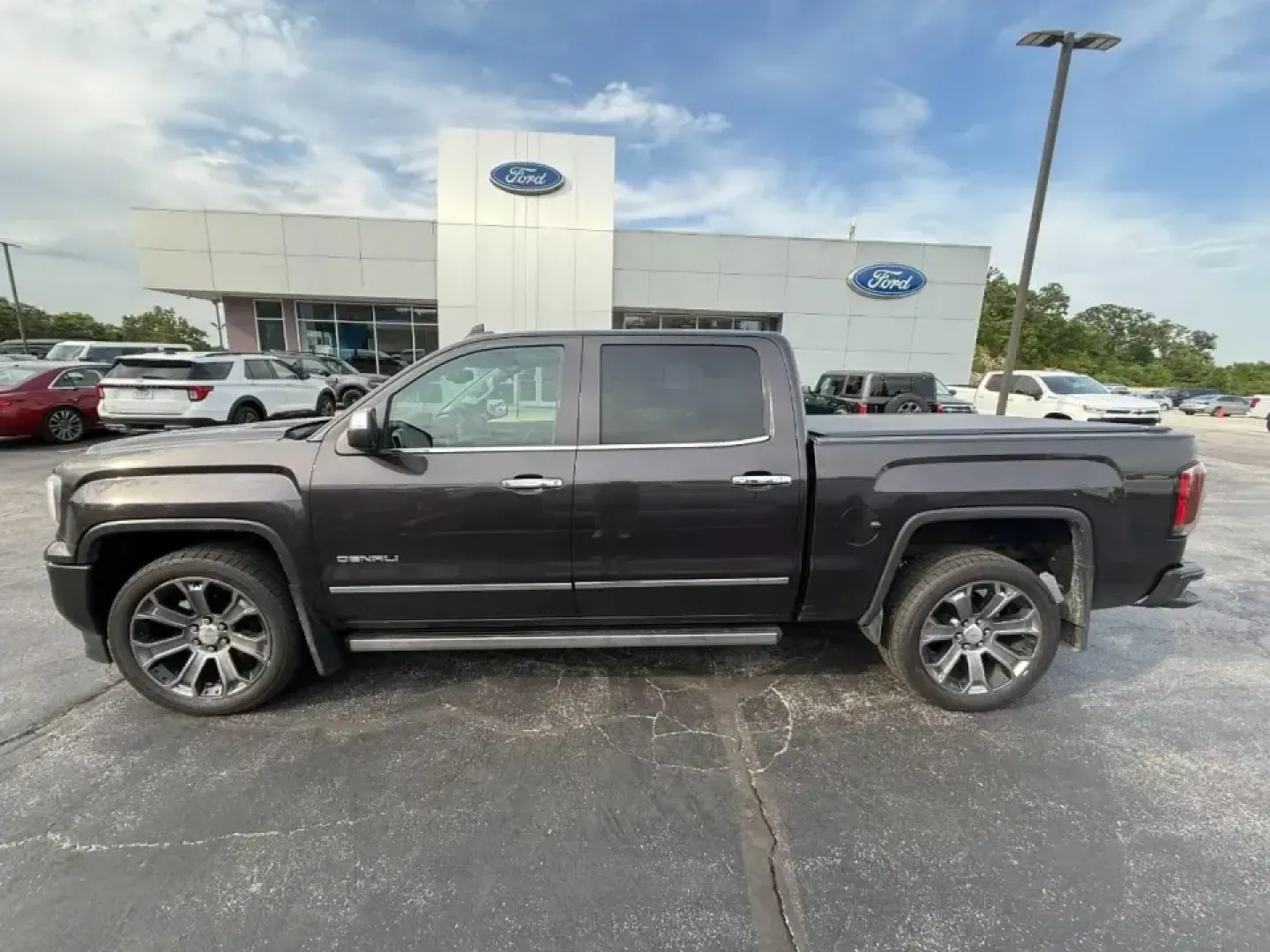 2016 /Black GMC Sierra 1500 Denali (3GTU2PEC9GG) with an 5.3L V8 OHV 16V engine, 6A transmission, located at 12836 Highway 21, De Soto, MO, 63020, (636) 337-7777, 38.151867, -90.575615 - Ready for lake weekends, jobsite demands, and comfortable daily commuting around Jefferson County, this **2016 GMC Sierra 1500 Denali Crew Cab 4WD** fits the lifestyle of drivers who want a premium truck that can handle Missouri backroads and still feel refined on the highway. Whether you're towing - Photo#1