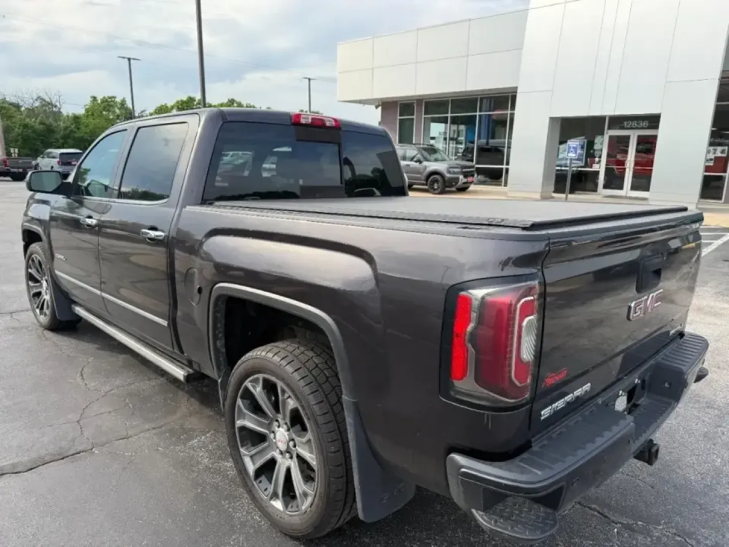 2016 /Black GMC Sierra 1500 Denali (3GTU2PEC9GG) with an 5.3L V8 OHV 16V engine, 6A transmission, located at 12836 Highway 21, De Soto, MO, 63020, (636) 337-7777, 38.151867, -90.575615 - Ready for lake weekends, jobsite demands, and comfortable daily commuting around Jefferson County, this **2016 GMC Sierra 1500 Denali Crew Cab 4WD** fits the lifestyle of drivers who want a premium truck that can handle Missouri backroads and still feel refined on the highway. Whether you're towing - Photo#2