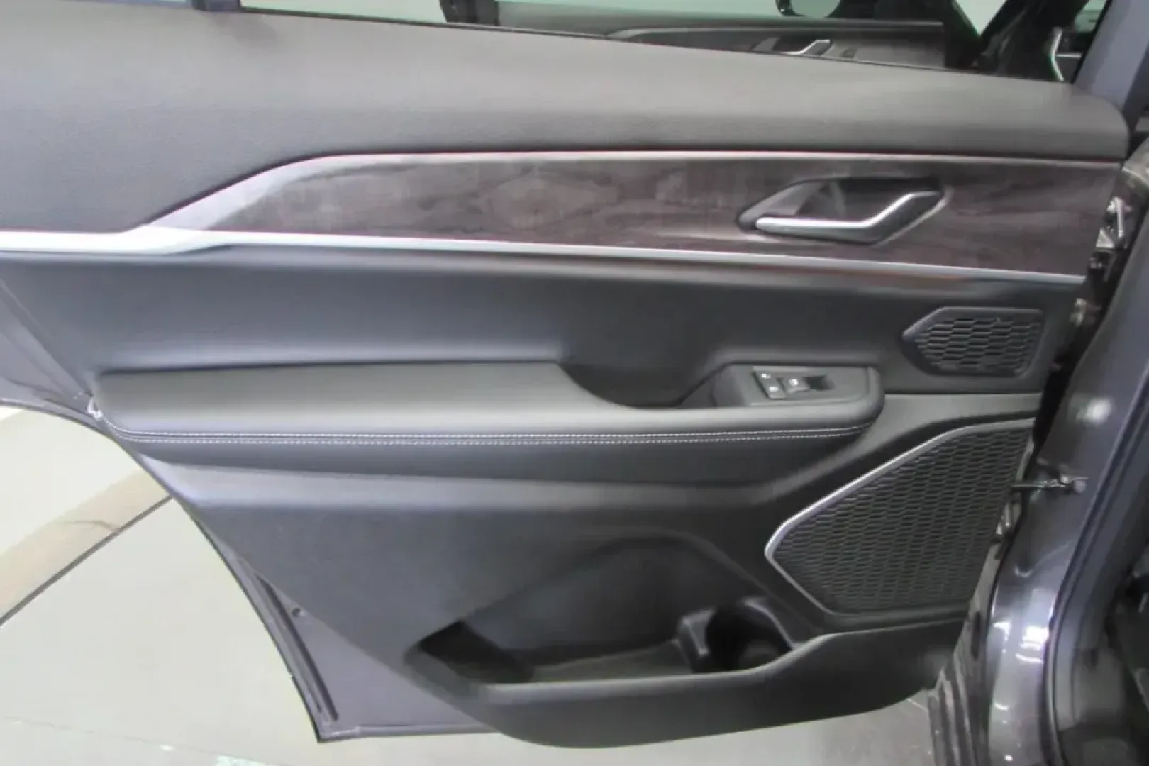 2025 /Global Black Leather Jeep Grand Cherokee L Limited (1C4RJKBG7S8) with an Other engine, located at 12830 Highway 21, De Soto, MO, 63020, (636) 337-7777, 38.153099, -90.573624 - **Elevate Your Family Adventures with the 2025 Jeep Grand Cherokee L Limited in De Soto, MO!**<br /> <br /> Are you ready to take your family adventures to the next level? The 2025 Jeep Grand Cherokee L Limited is more than just an SUV; it's a lifestyle choice designed for those who crave comfort, s - Photo#23