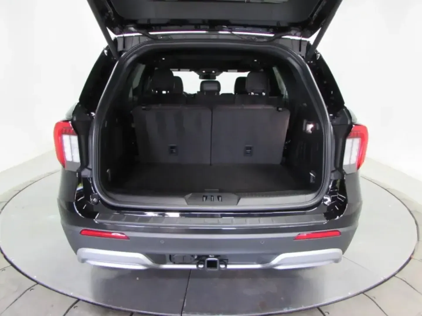 2026 /Mojave Dusk/Onyx Ford Explorer Platinum (1FMUK8HH4TG) with an 2.3L EcoBoost I-4 engine, Automatic transmission, located at 12836 Highway 21, De Soto, MO, 63020, (636) 337-7777, 38.151867, -90.575615 - Whether you're planning family road trips down I-55, tackling school drop-offs in De Soto, or heading out for a weekend escape to nearby parks and trails, the 2026 Ford Explorer Platinum is built to make everyday driving feel like an upgrade. With its confident stance, refined interior, and smart sa - Photo#10